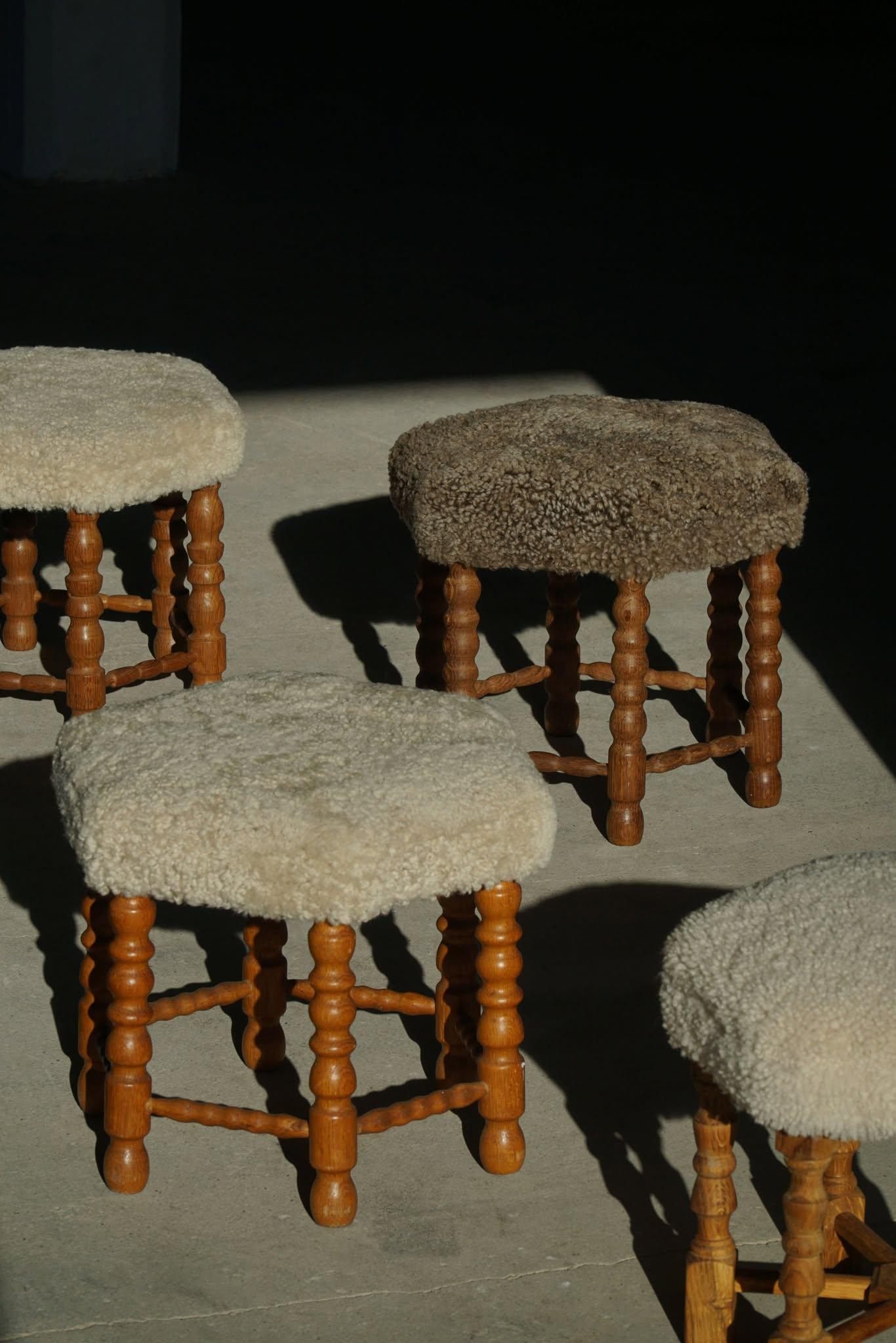Taburete hexagonal de roble, asiento retapizado de lana de cordero, estilo moderno danés, años 50 en venta 5