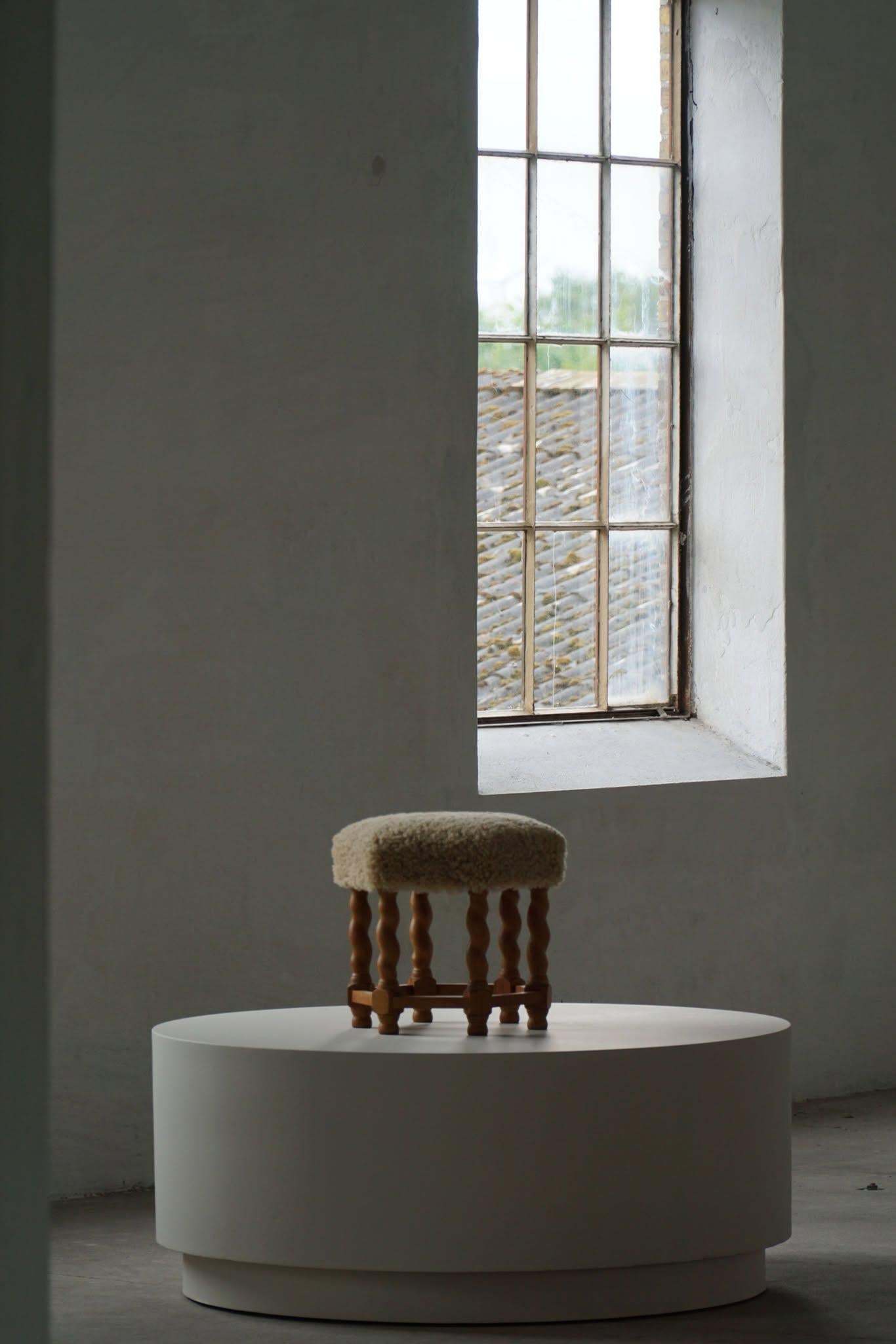 Taburete hexagonal de roble, asiento retapizado de lana de cordero, estilo moderno danés, años 50 en venta 5