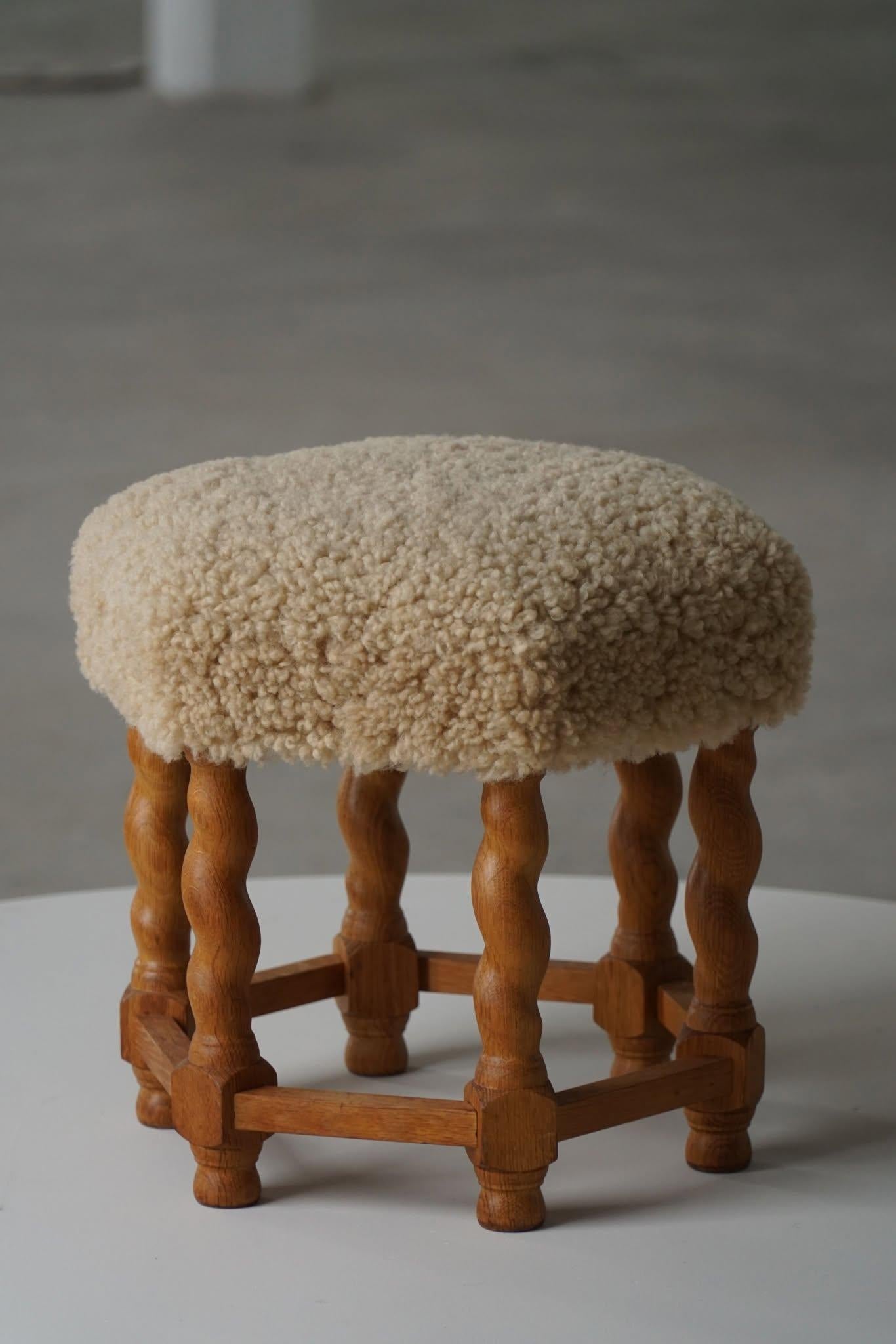Taburete hexagonal de roble, asiento retapizado de lana de cordero, estilo moderno danés, años 50 en venta 7