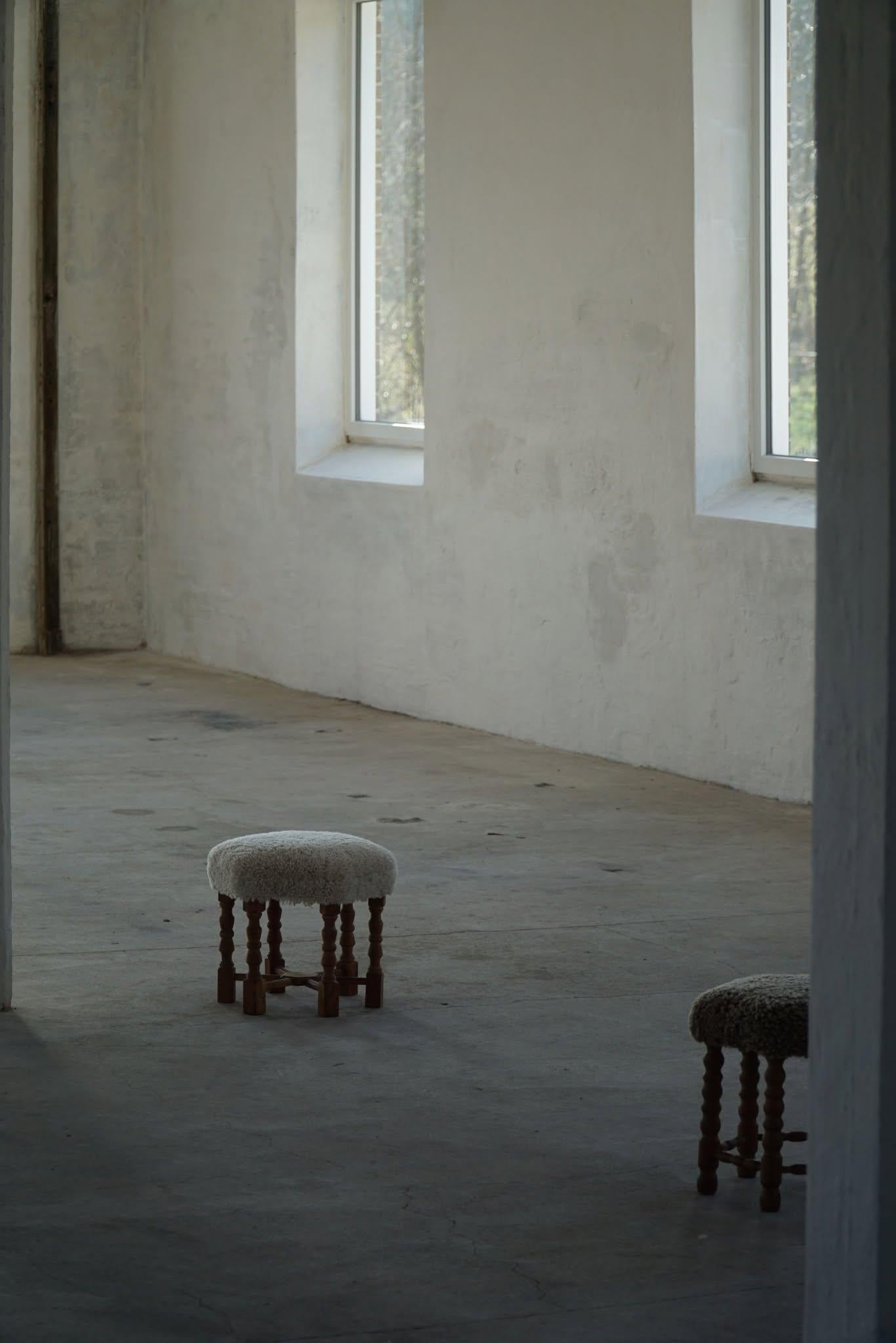 Taburete hexagonal de roble, asiento retapizado de lana de cordero, estilo moderno danés, años 50 en venta 8