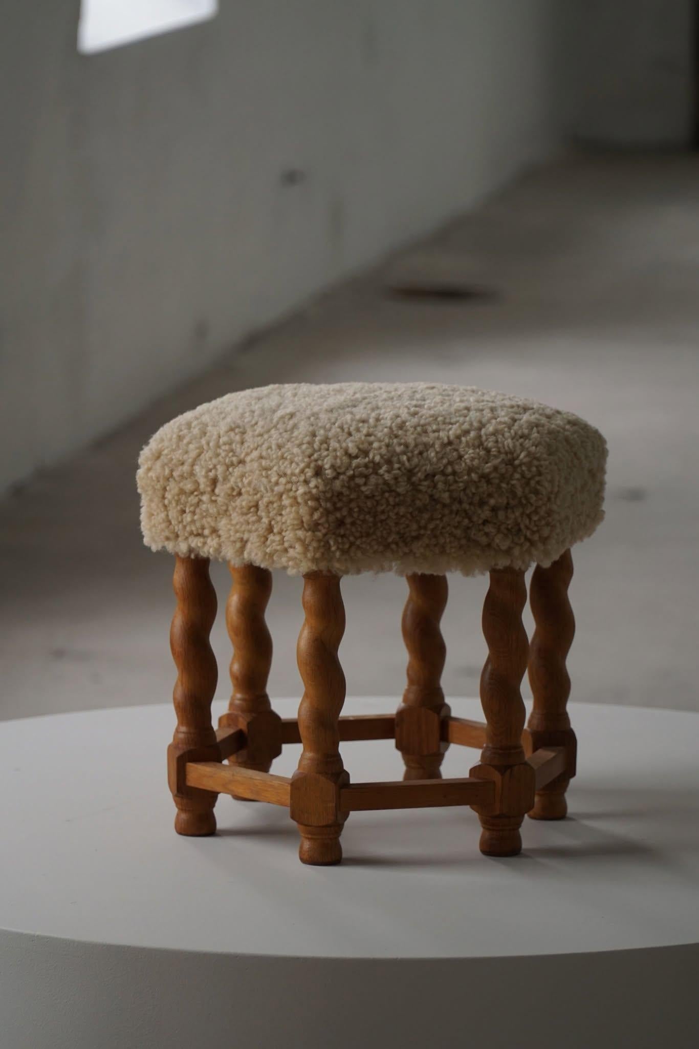 Taburete hexagonal de roble, asiento retapizado de lana de cordero, estilo moderno danés, años 50 en venta 8
