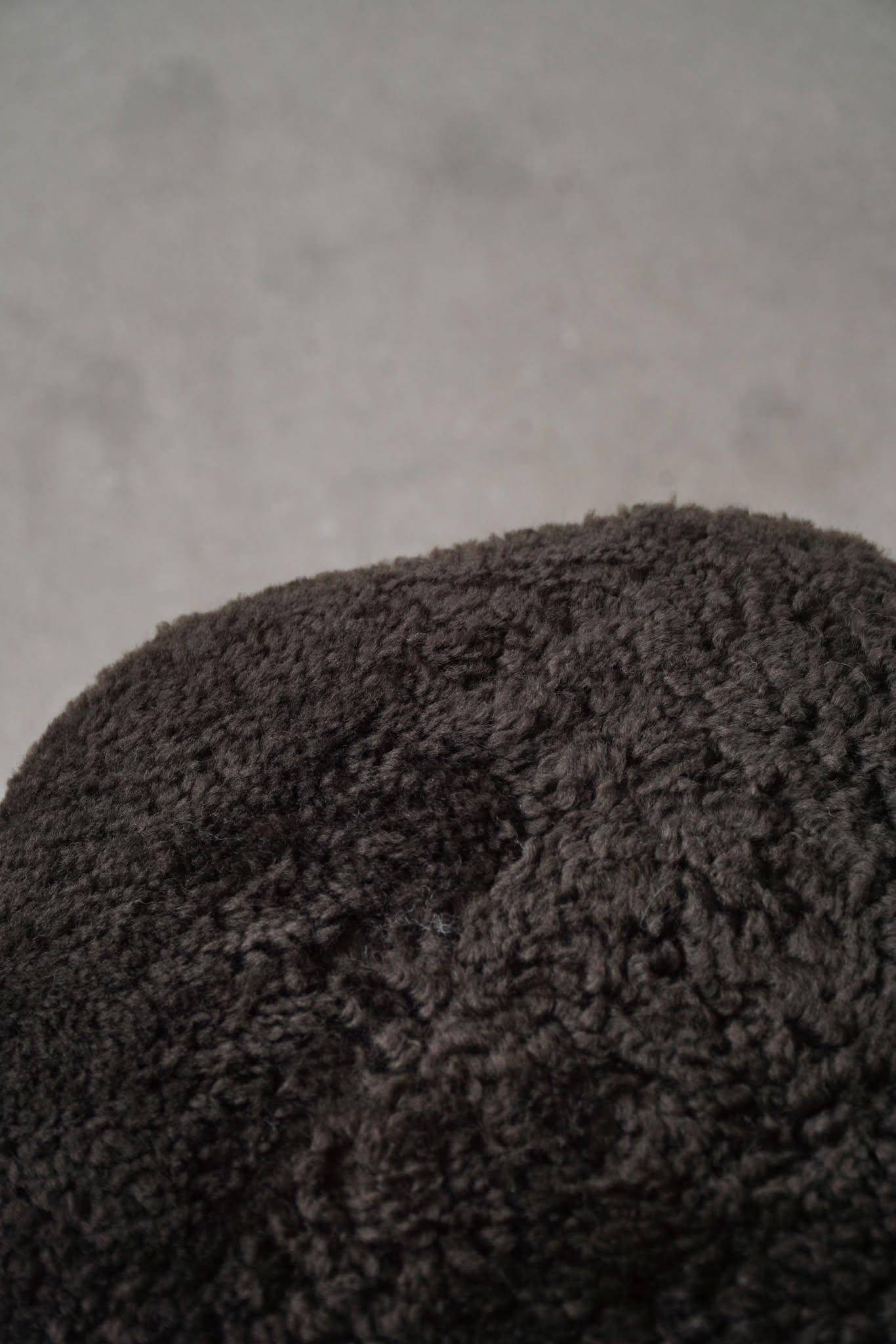 Un hermoso taburete danés moderno de roble con patas rizadas, el asiento hexagonal retapizado en una lana de cordero shearling de gran calidad. Fabricado por un ebanista danés en la década de 1950. Un taburete fino con una impresión intrigante.

Un