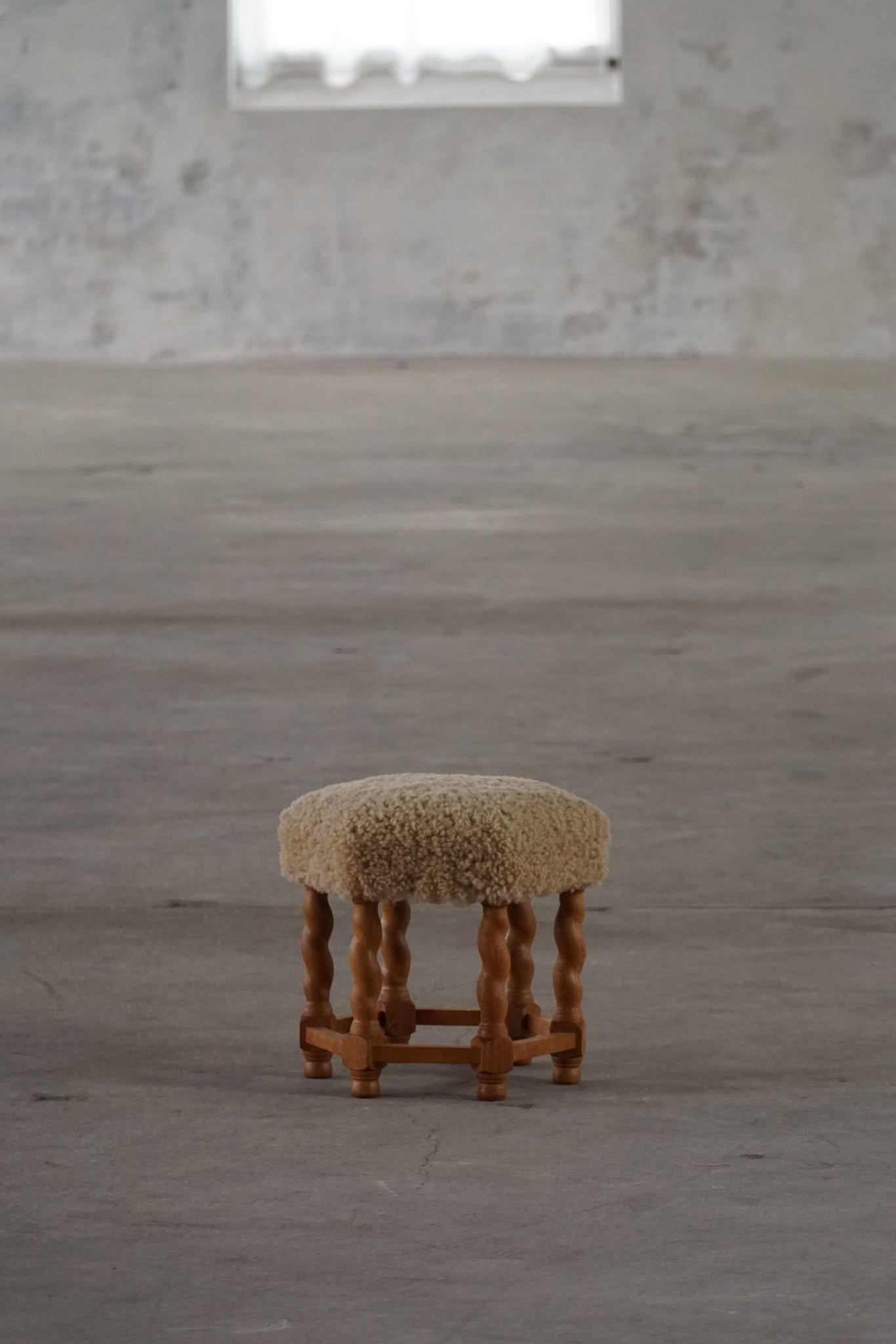 Un hermoso taburete danés moderno de roble con patas rizadas, el asiento hexagonal retapizado en una lana de cordero shearling de gran calidad. Fabricado por un ebanista danés en la década de 1950. Un taburete fino con una impresión intrigante.

Un