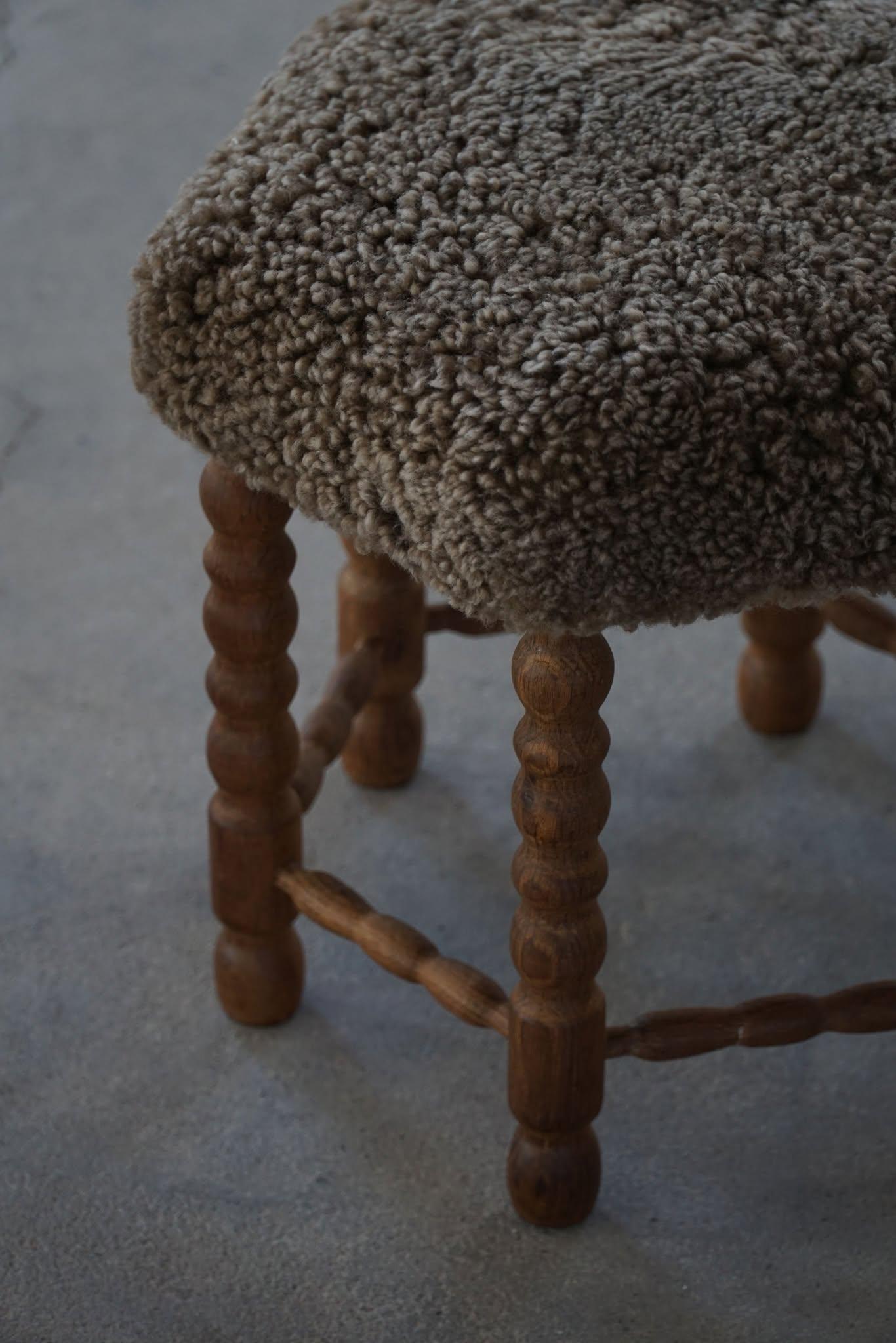 Taburete hexagonal de roble, asiento retapizado de lana de cordero, estilo moderno danés, años 50 Barroco en venta