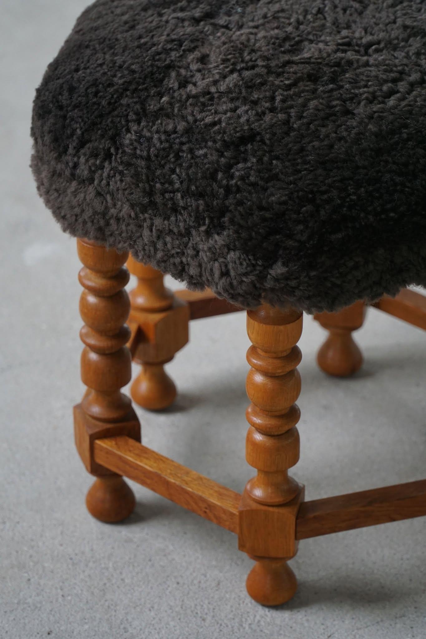 Taburete hexagonal de roble, asiento retapizado de lana de cordero, estilo moderno danés, años 50 Barroco en venta