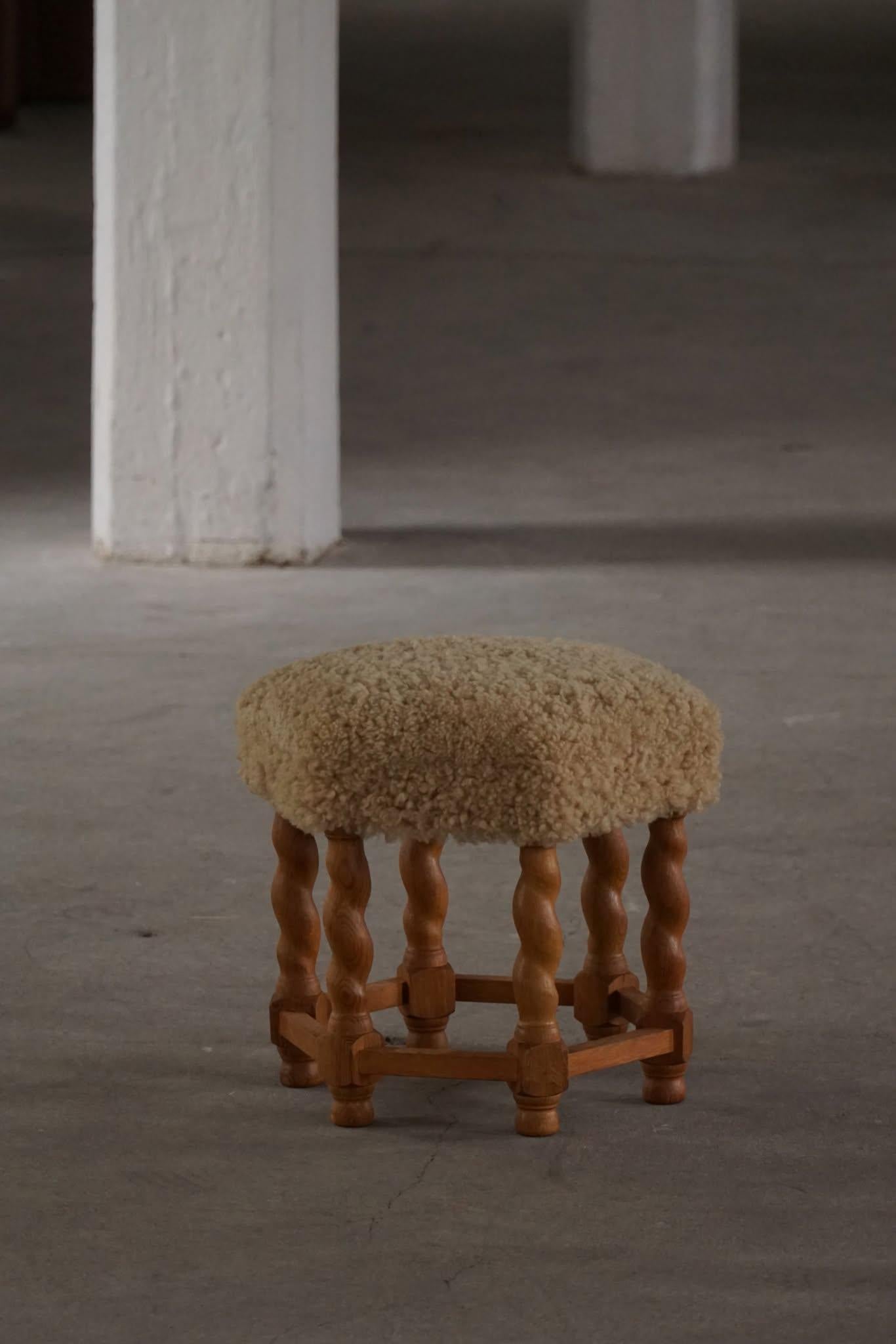 Taburete hexagonal de roble, asiento retapizado de lana de cordero, estilo moderno danés, años 50 Barroco en venta