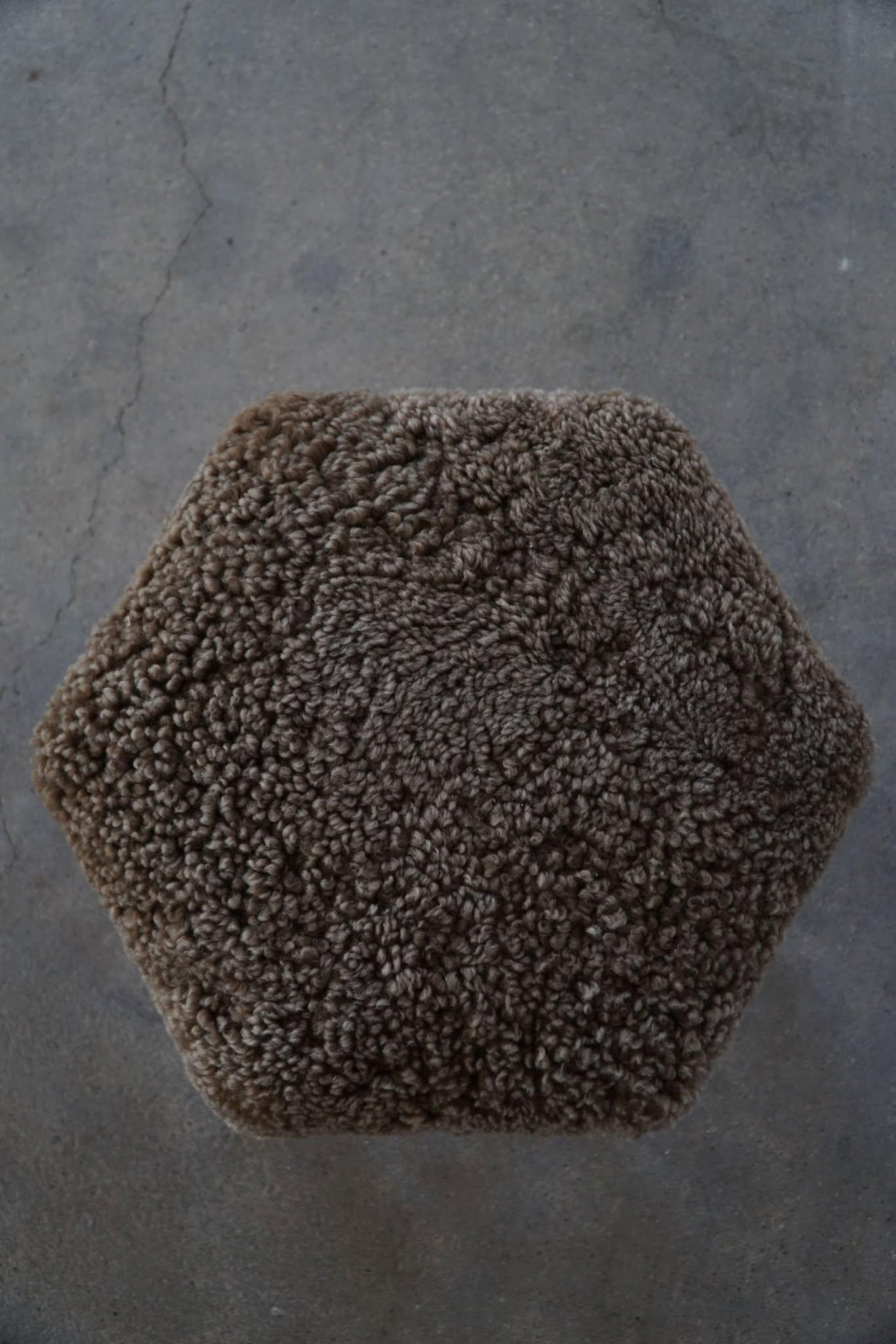 Taburete hexagonal de roble, asiento retapizado de lana de cordero, estilo moderno danés, años 50 Danés en venta