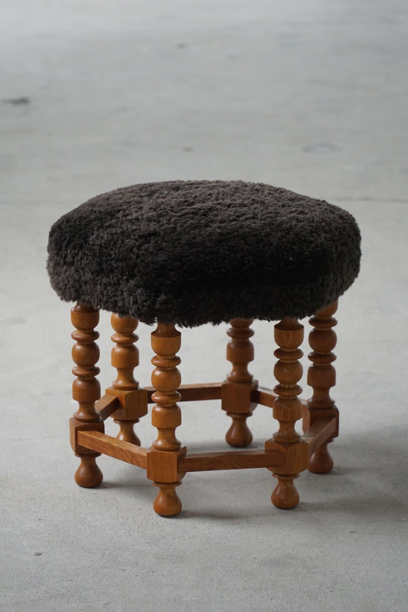Taburete hexagonal de roble, asiento retapizado de lana de cordero, estilo moderno danés, años 50 Danés en venta