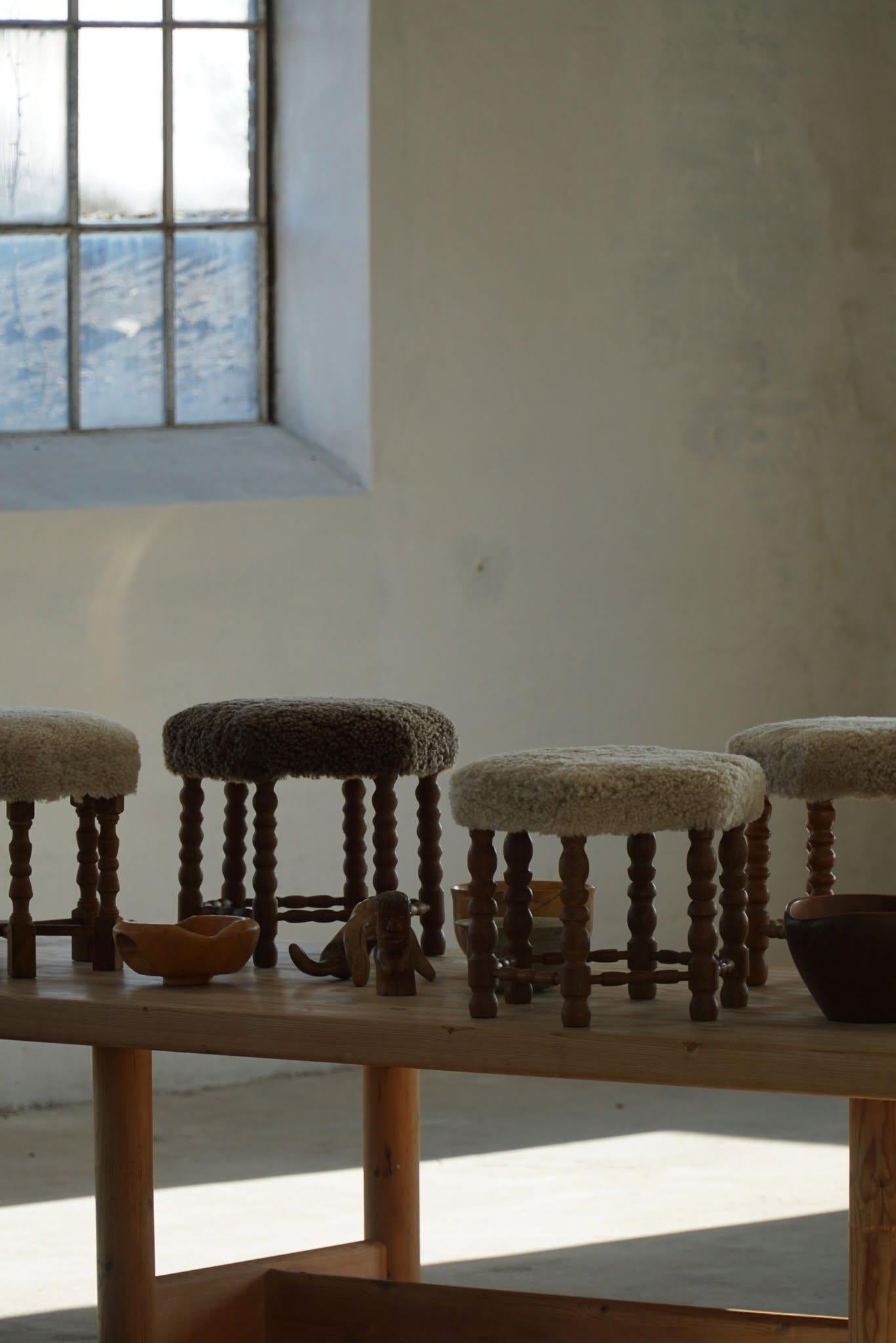Taburete hexagonal de roble, asiento retapizado de lana de cordero, estilo moderno danés, años 50 en Bueno estado para la venta en Odense, DK