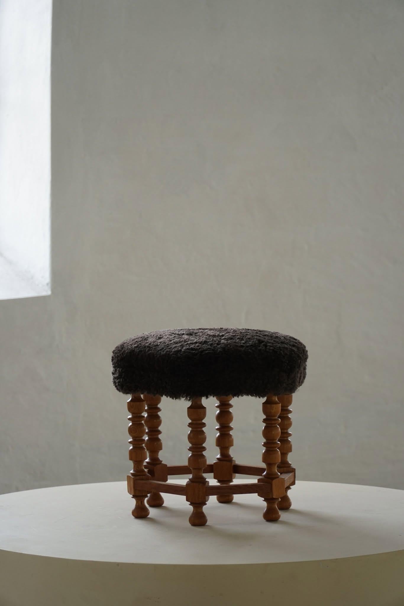 Taburete hexagonal de roble, asiento retapizado de lana de cordero, estilo moderno danés, años 50 en Bueno estado para la venta en Odense, DK