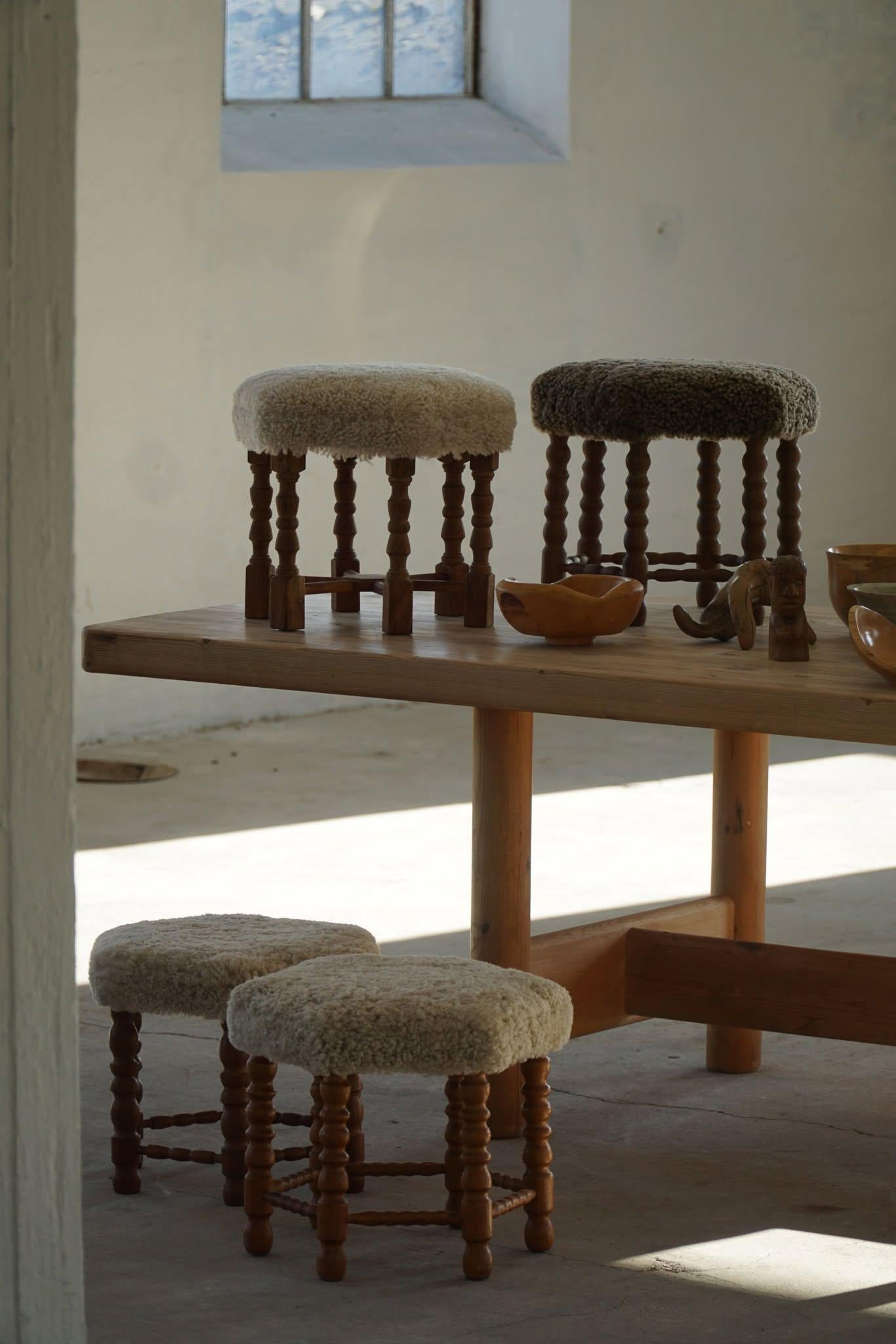 Taburete hexagonal de roble, asiento retapizado de lana de cordero, estilo moderno danés, años 50 siglo XX en venta