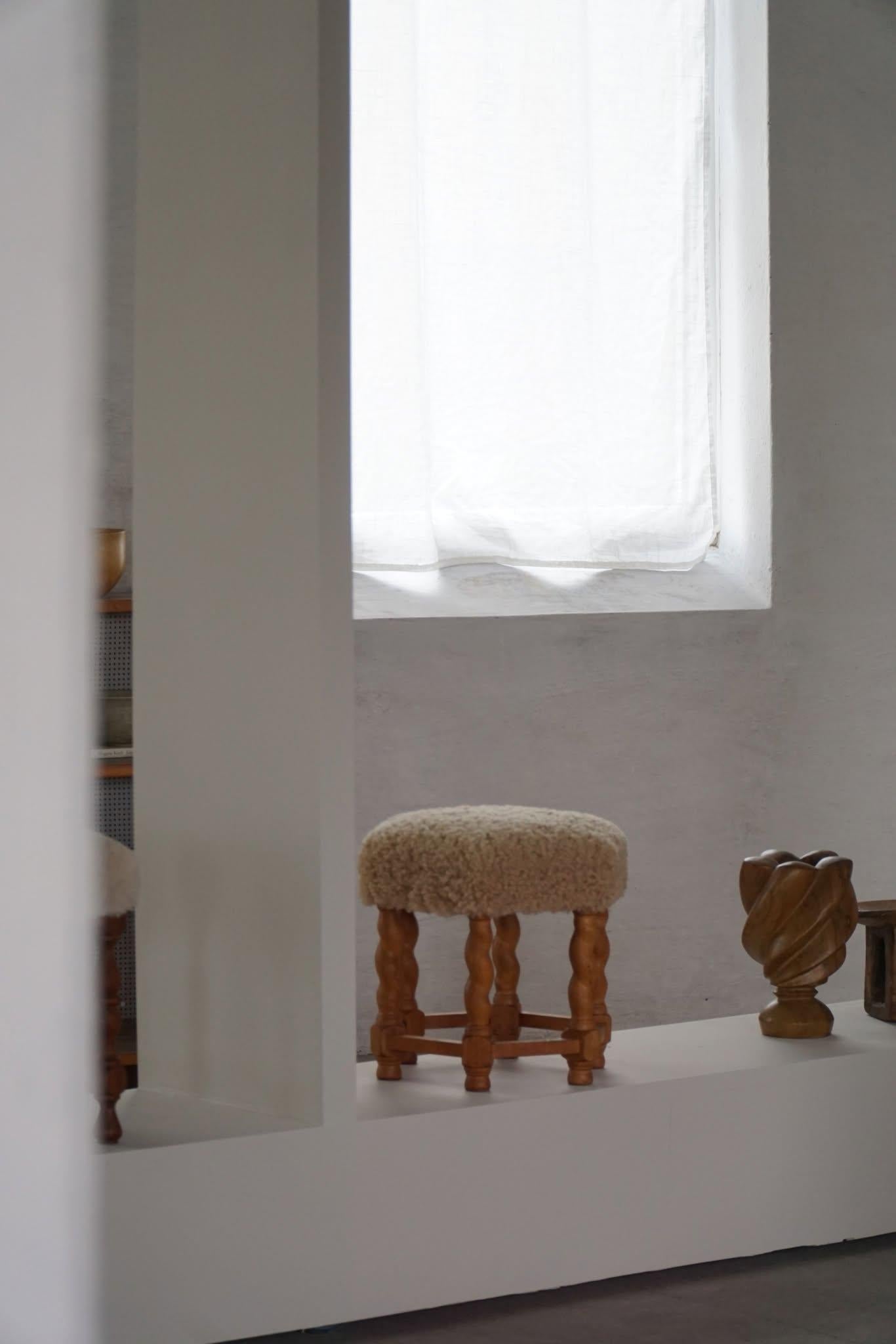 Taburete hexagonal de roble, asiento retapizado de lana de cordero, estilo moderno danés, años 50 siglo XX en venta