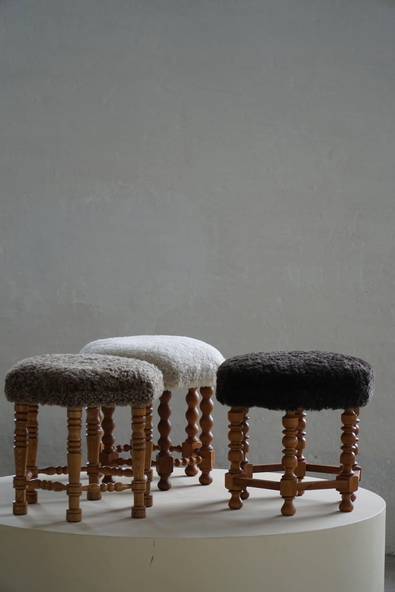 Taburete hexagonal de roble, asiento retapizado de lana de cordero, estilo moderno danés, años 50 Corderillo en venta