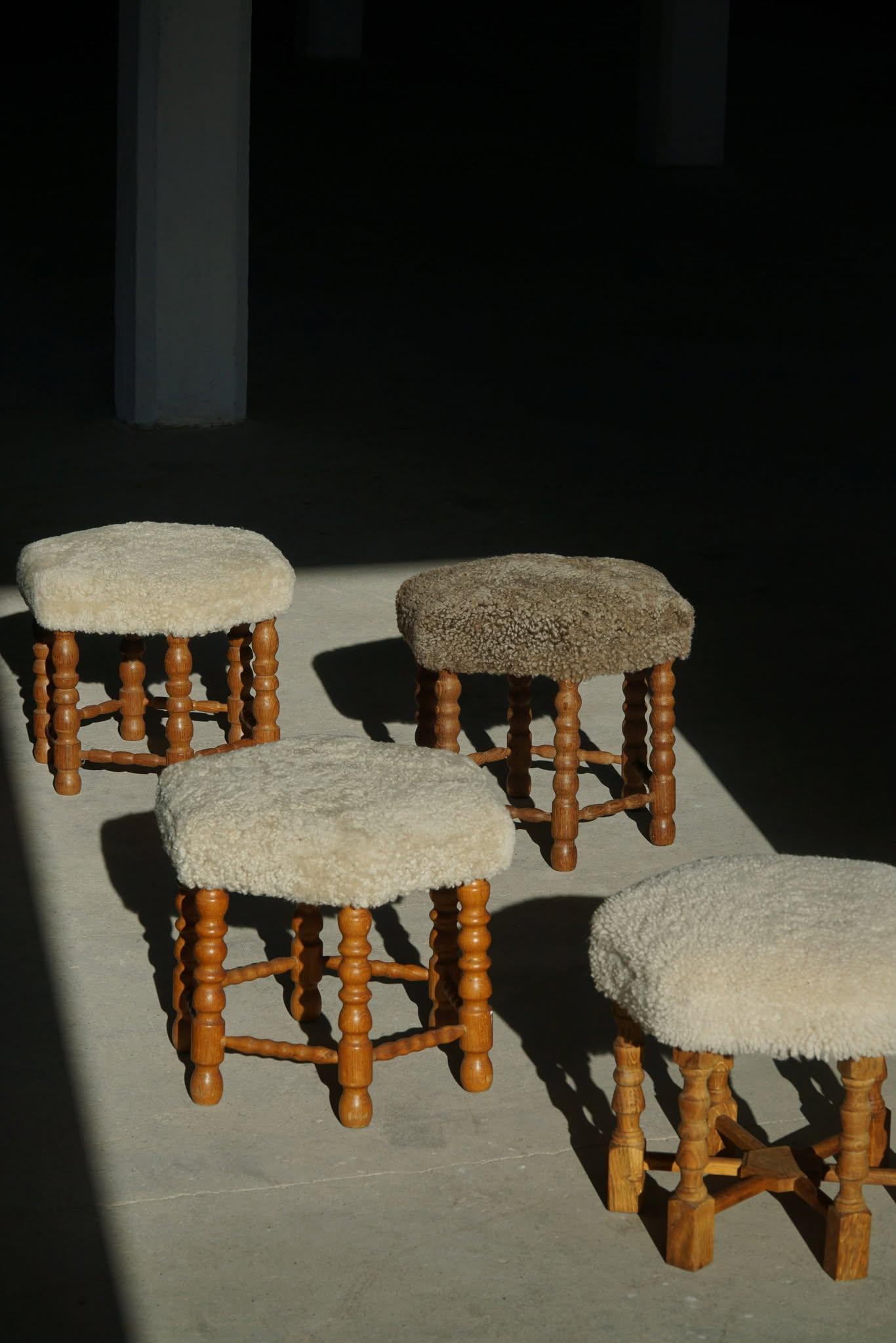 Taburete hexagonal de roble, asiento retapizado de lana de cordero, estilo moderno danés, años 50 en venta 1
