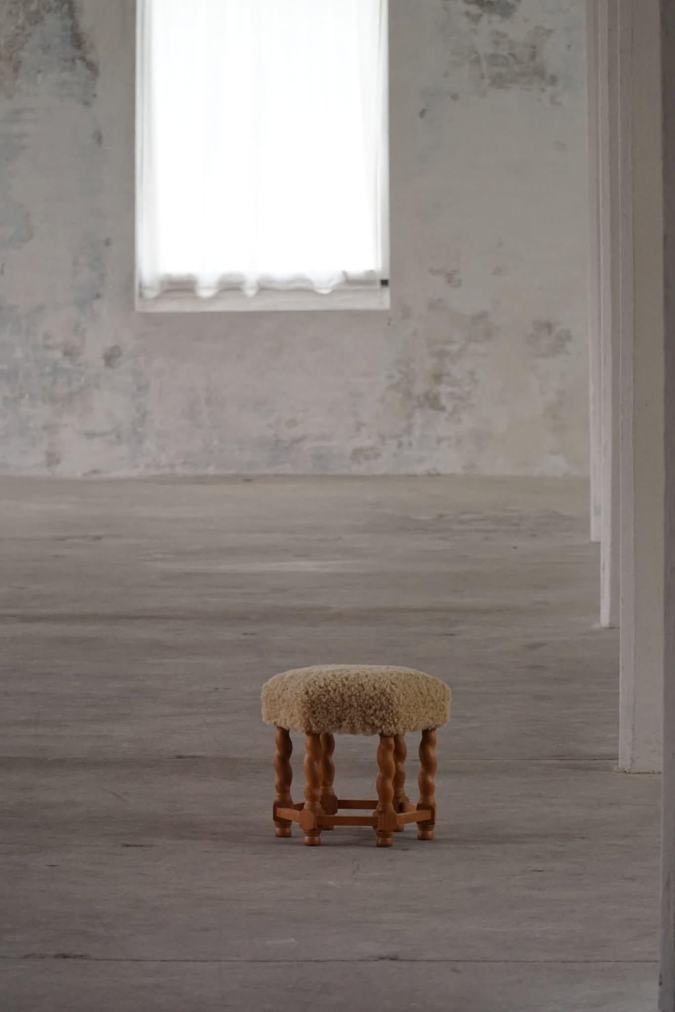Taburete hexagonal de roble, asiento retapizado de lana de cordero, estilo moderno danés, años 50 en venta 1