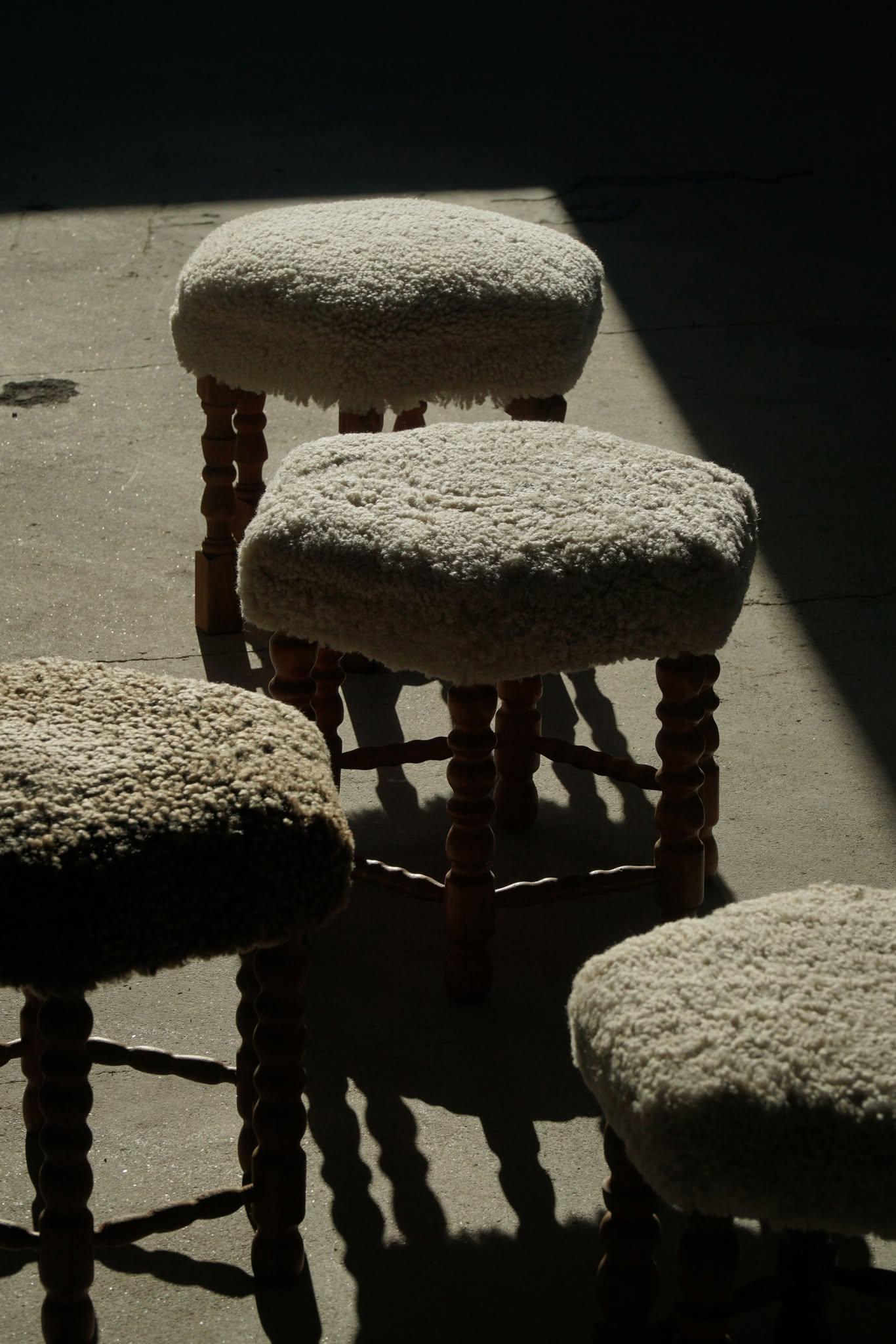 Taburete hexagonal de roble, asiento retapizado de lana de cordero, estilo moderno danés, años 50 en venta 2