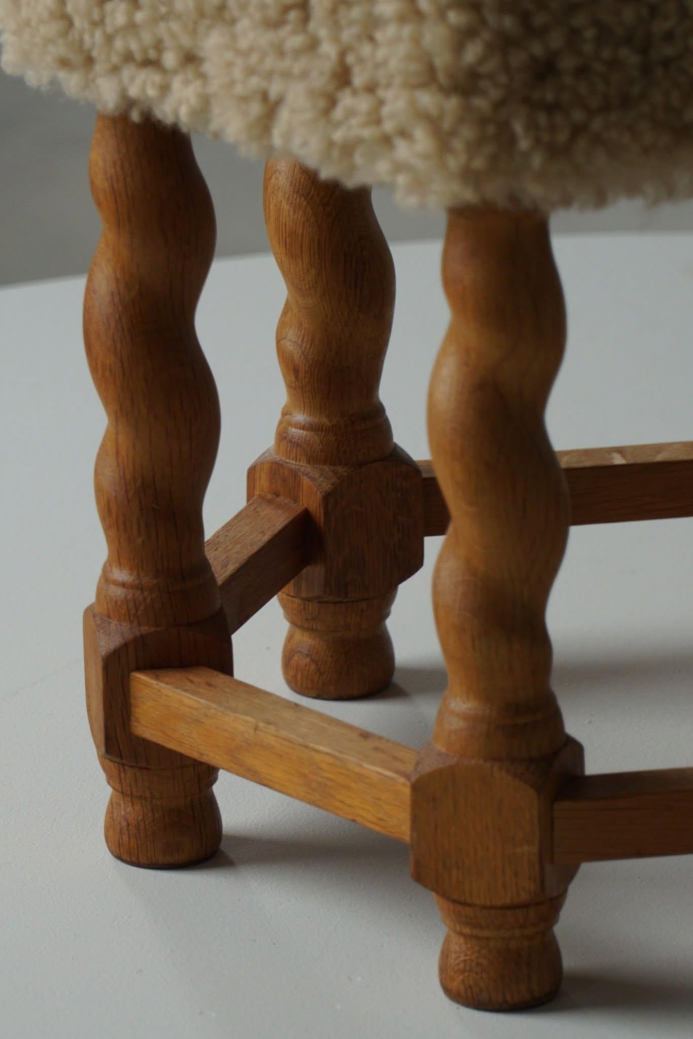 Taburete hexagonal de roble, asiento retapizado de lana de cordero, estilo moderno danés, años 50 en venta 2