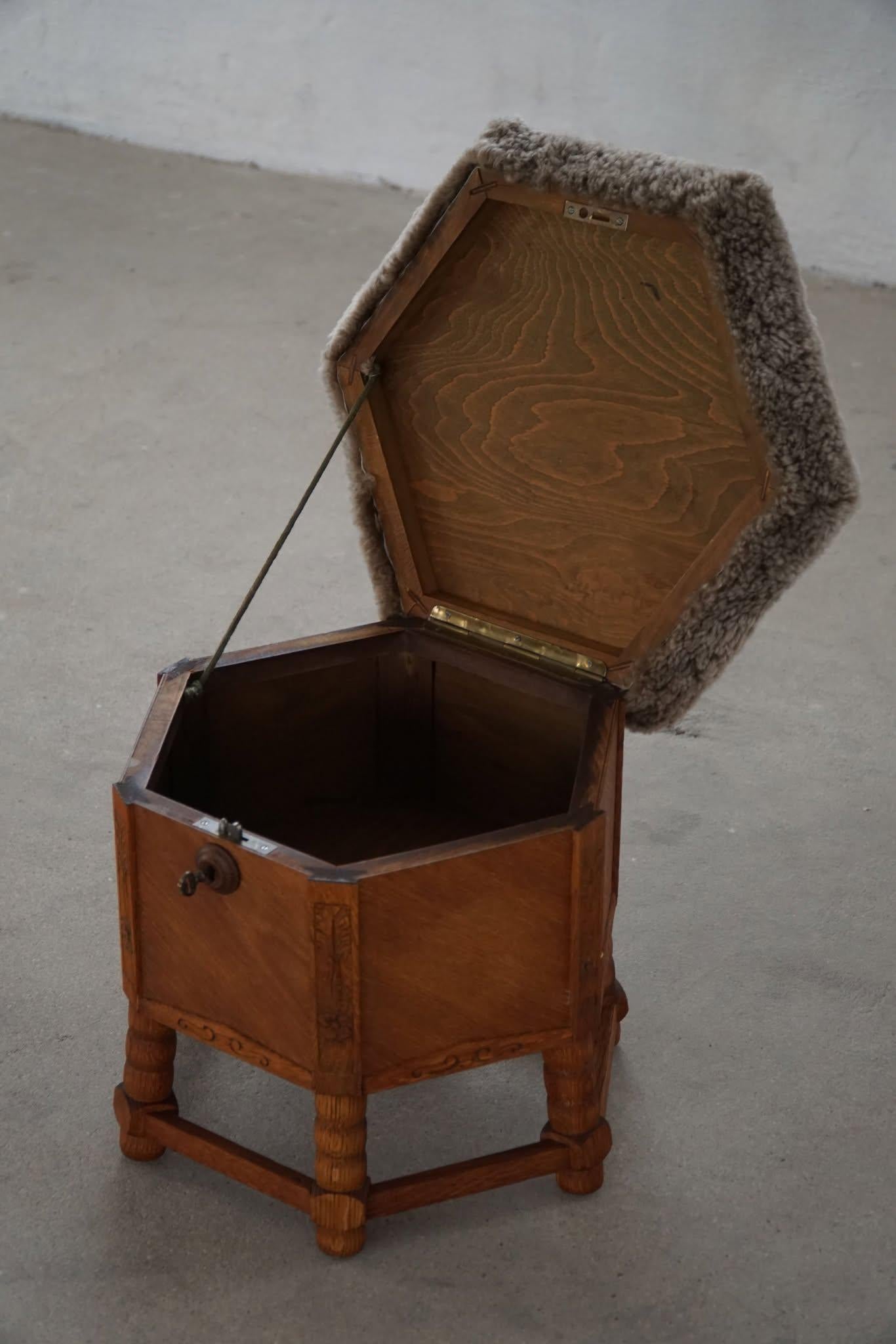 Taburete hexagonal de roble con almacenaje, asiento de lana de cordero, estilo moderno danés, años 50 en venta 3