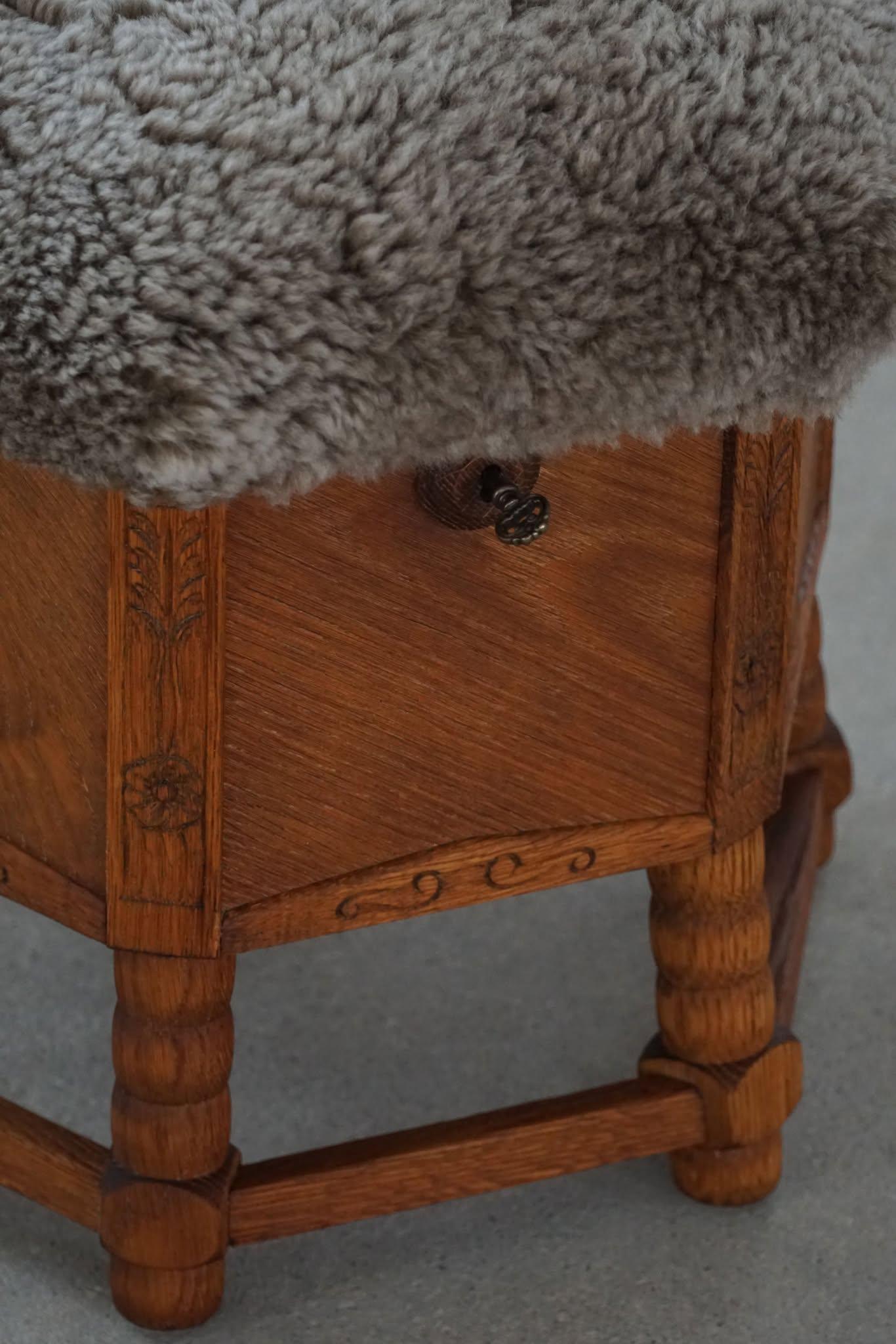 Taburete hexagonal de roble con almacenaje, asiento de lana de cordero, estilo moderno danés, años 50 en venta 4
