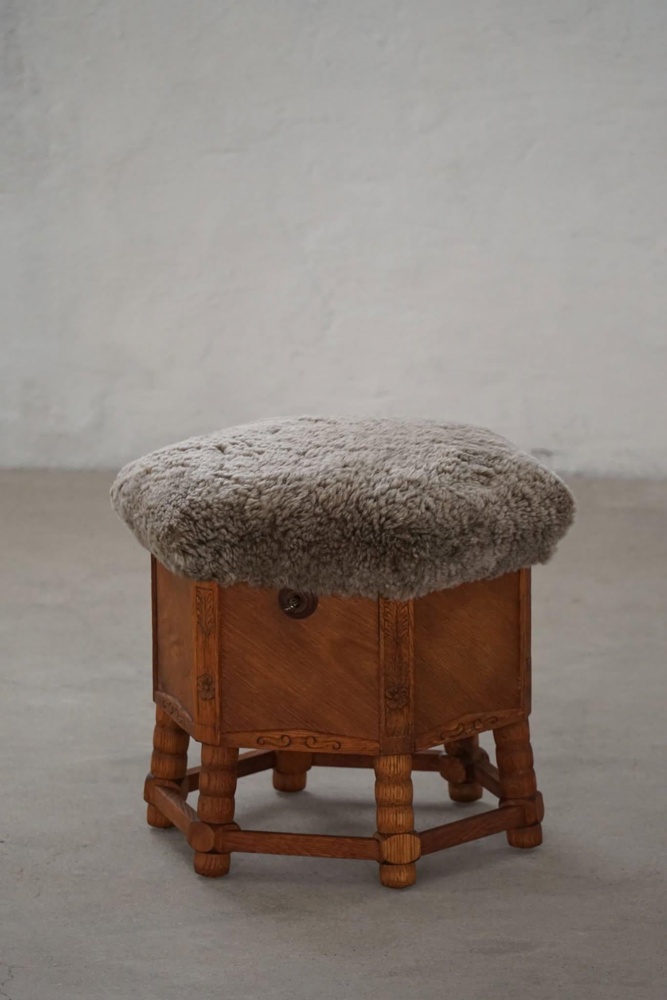 Taburete hexagonal de roble con almacenaje, asiento de lana de cordero, estilo moderno danés, años 50 en venta 5