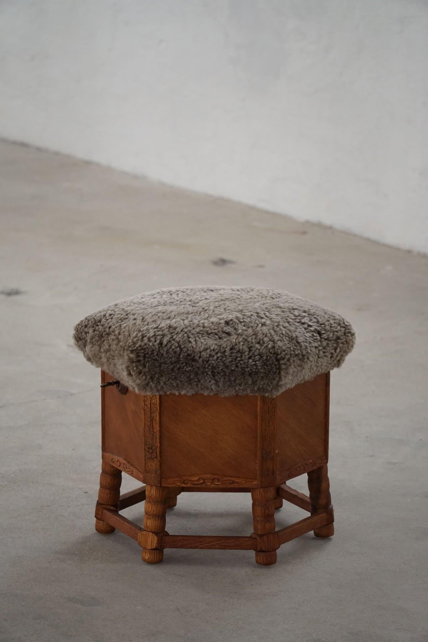 Taburete hexagonal de roble con almacenaje, asiento de lana de cordero, estilo moderno danés, años 50 en venta 6
