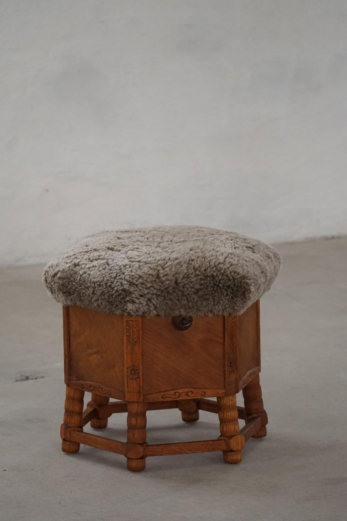 Un hermoso taburete danés moderno de roble con patas rizadas, el asiento hexagonal retapizado en una lana de cordero shearling de gran calidad. Una buena vuelta de tuerca con el espacio de almacenamiento bajo el asiento. Fabricado por un ebanista