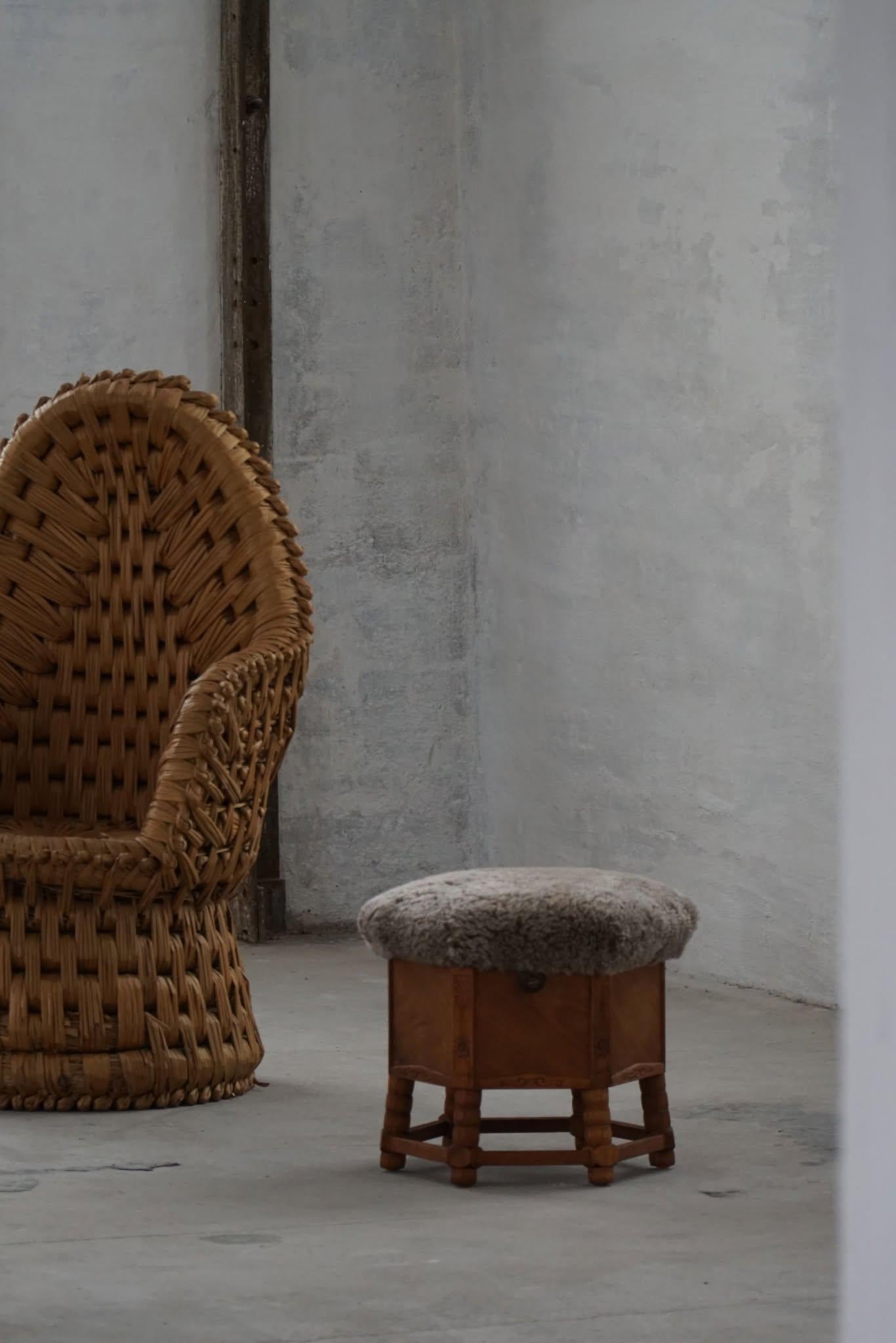 Taburete hexagonal de roble con almacenaje, asiento de lana de cordero, estilo moderno danés, años 50 Danés en venta