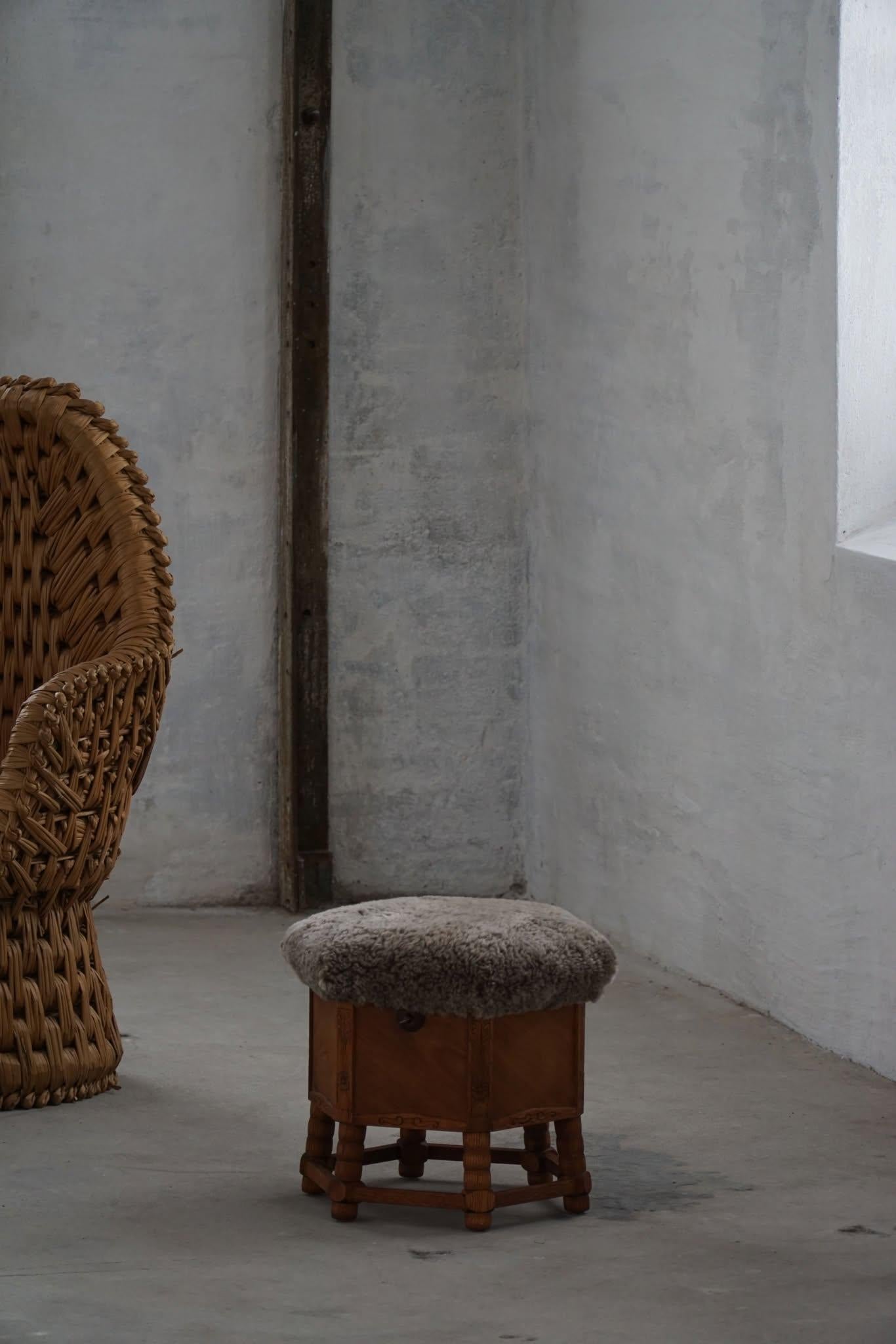 Taburete hexagonal de roble con almacenaje, asiento de lana de cordero, estilo moderno danés, años 50 siglo XX en venta