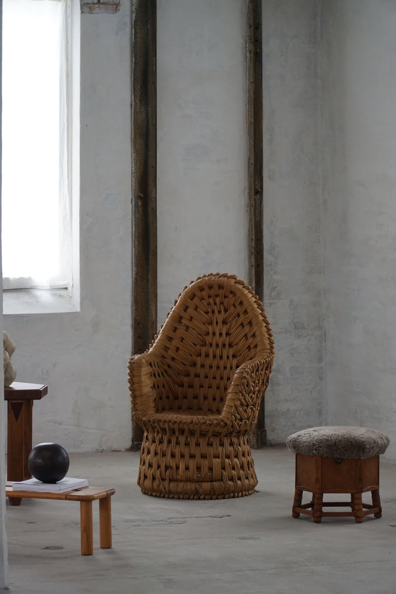 Taburete hexagonal de roble con almacenaje, asiento de lana de cordero, estilo moderno danés, años 50 Corderillo en venta