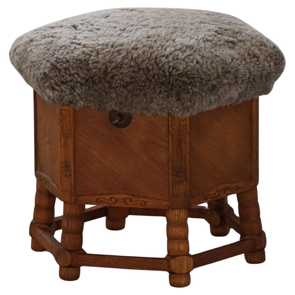 Taburete hexagonal de roble con almacenaje, asiento de lana de cordero, estilo moderno danés, años 50