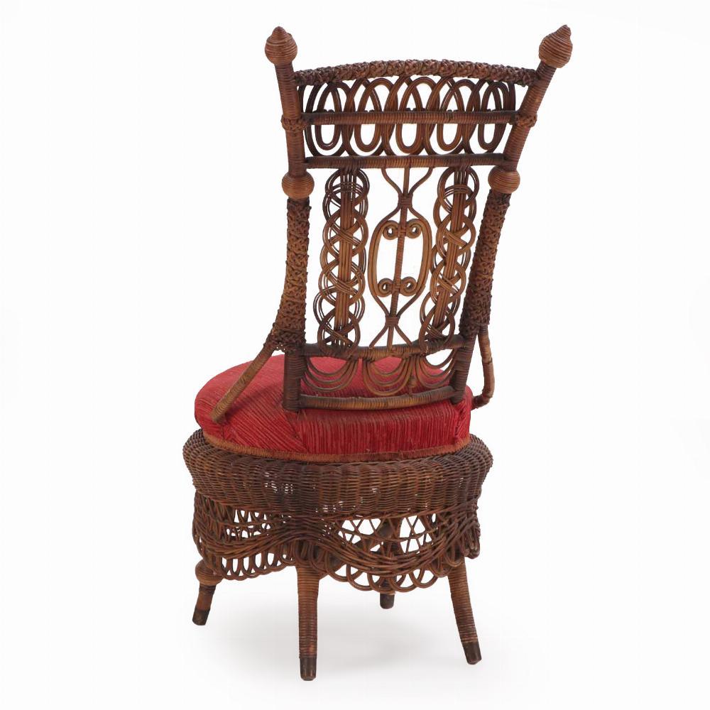 Questa stravagante sedia vittoriana in vimini presenta dettagli meravigliosi che includono intrecci intricati, trecce, perline e palline, il tutto sostenuto da quattro gambe svasate.

La Heywood-Wakefield Company è un'azienda americana produttrice