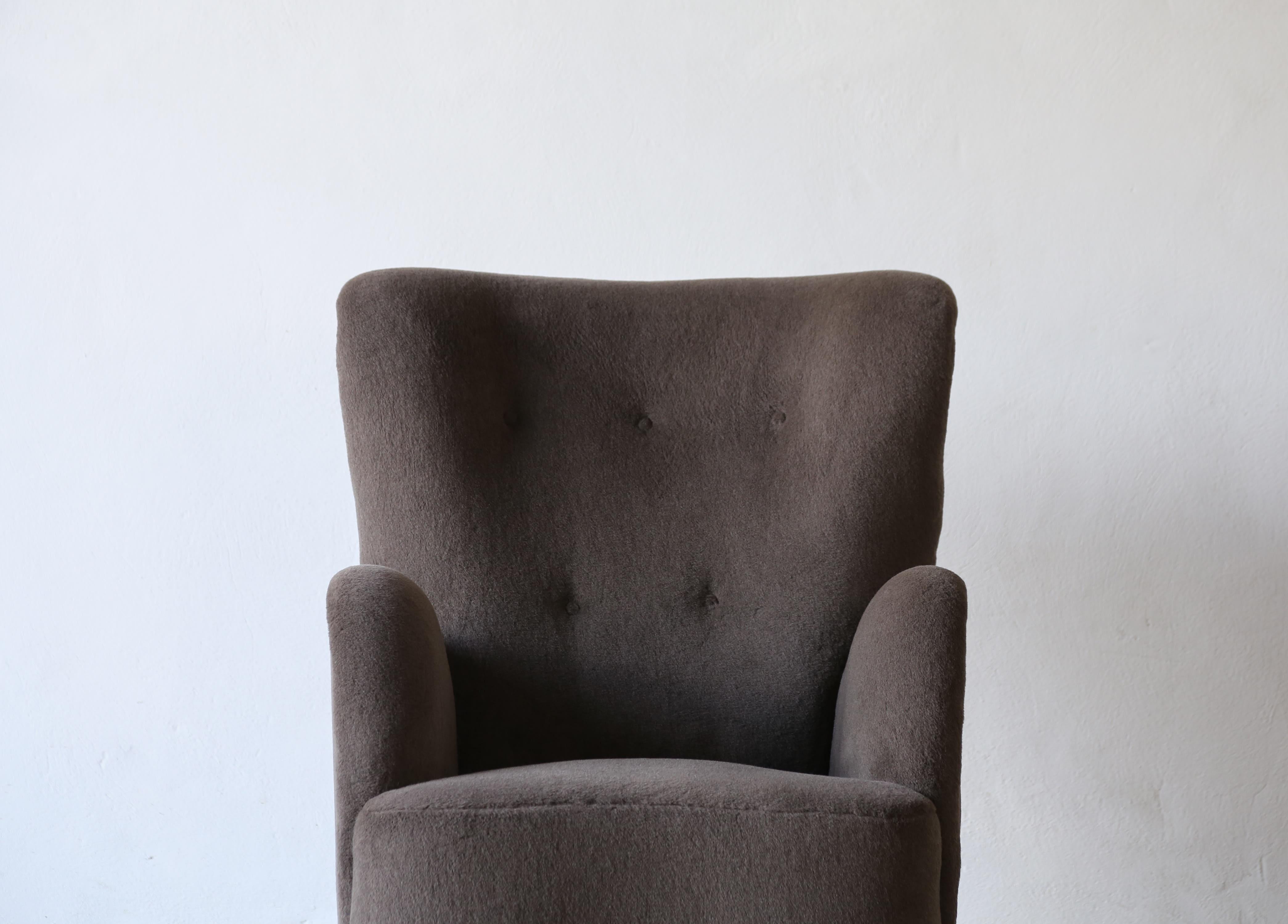 Sessel mit hoher Rückenlehne, gepolstert mit reiner Alpakawolle im Angebot 8