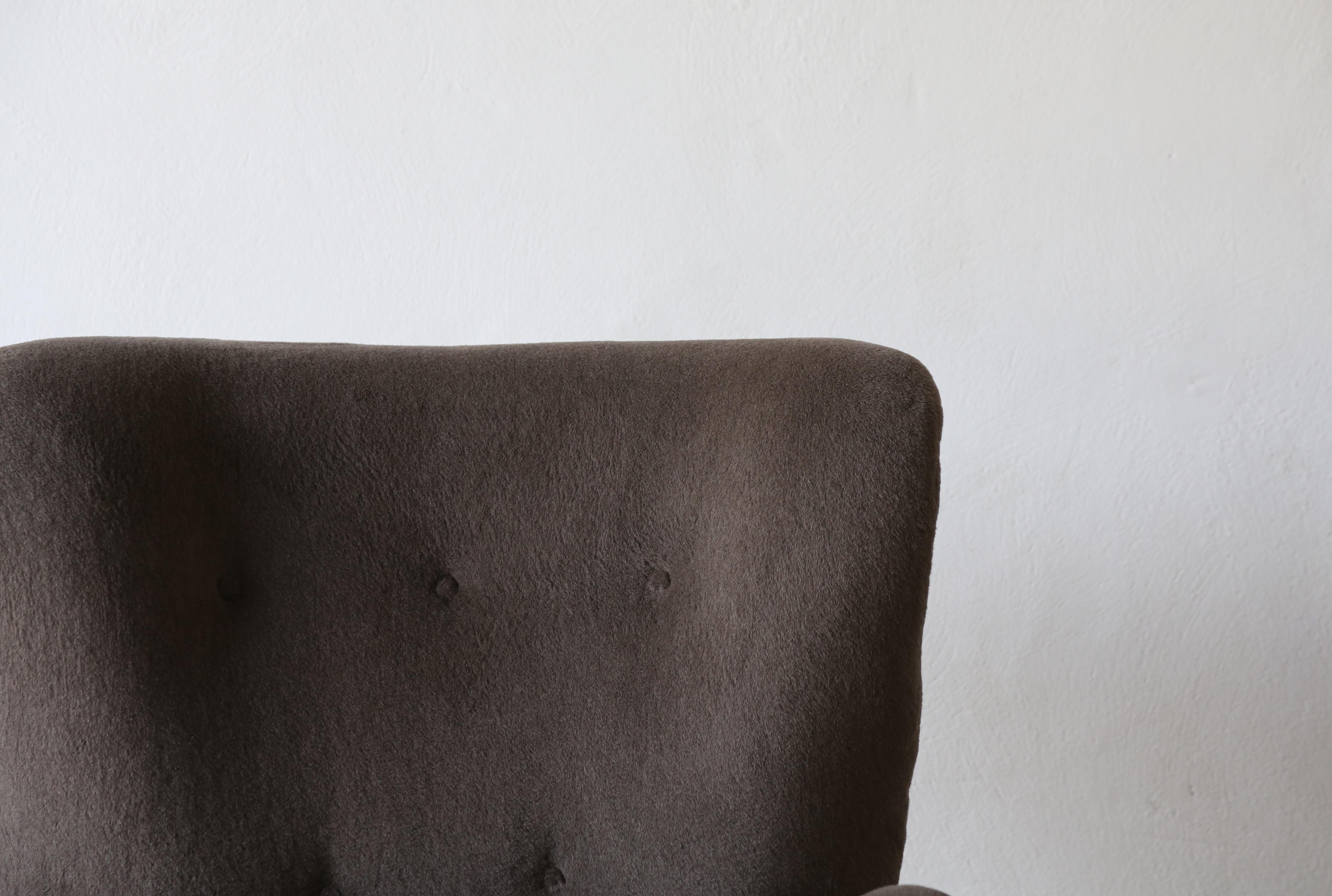 Sessel mit hoher Rückenlehne, gepolstert mit reiner Alpakawolle im Angebot 9