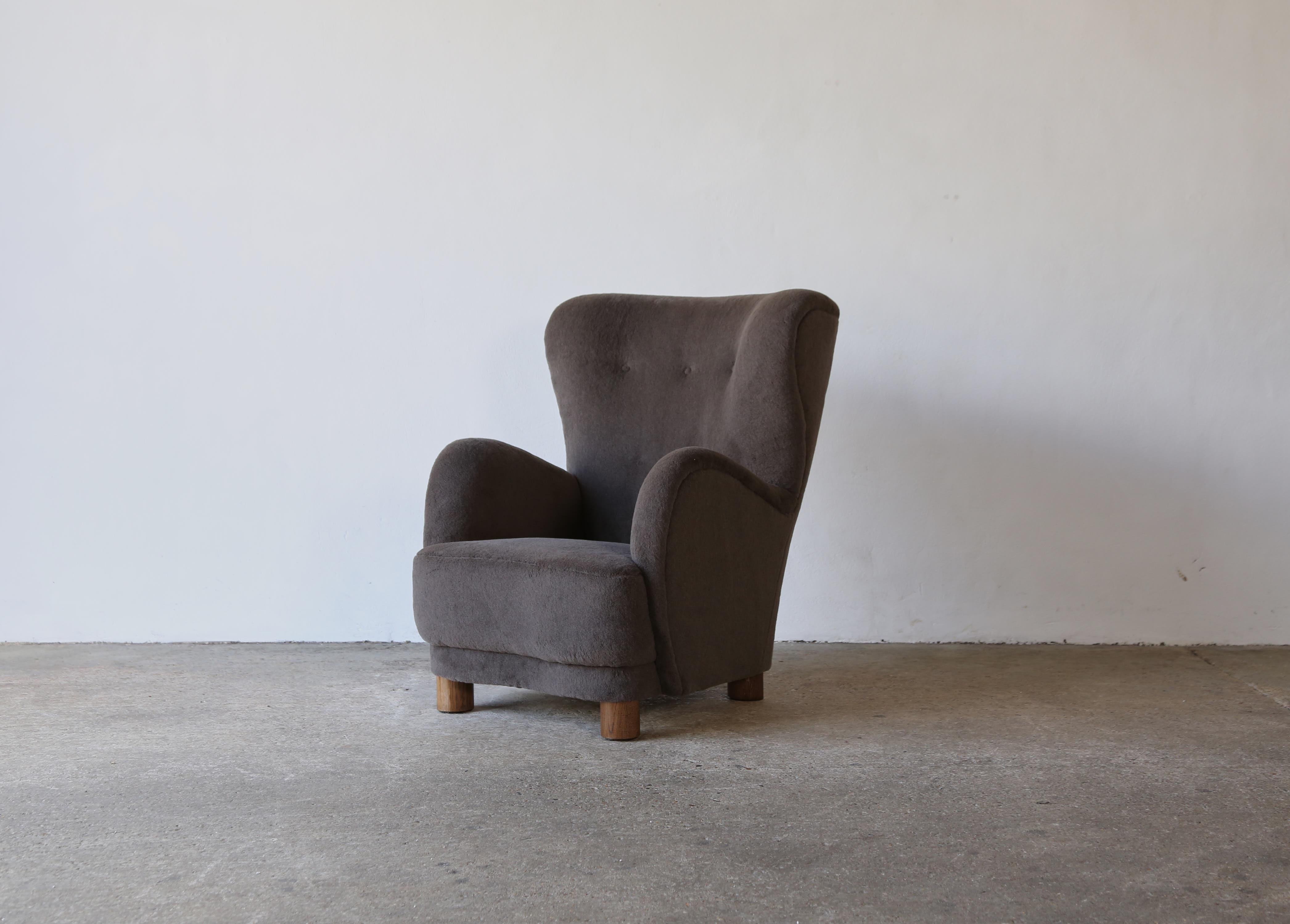 Ein moderner Sessel mit hoher Rückenlehne im Stil der 1940er Jahre.  Handgefertigtes Gestell aus Buche, gefederter Sitz und Füße aus massiver Eiche.   Neu gepolstert mit einem luxuriösen, weichen Stoff aus reiner Alpakawolle.  Schneller Versand