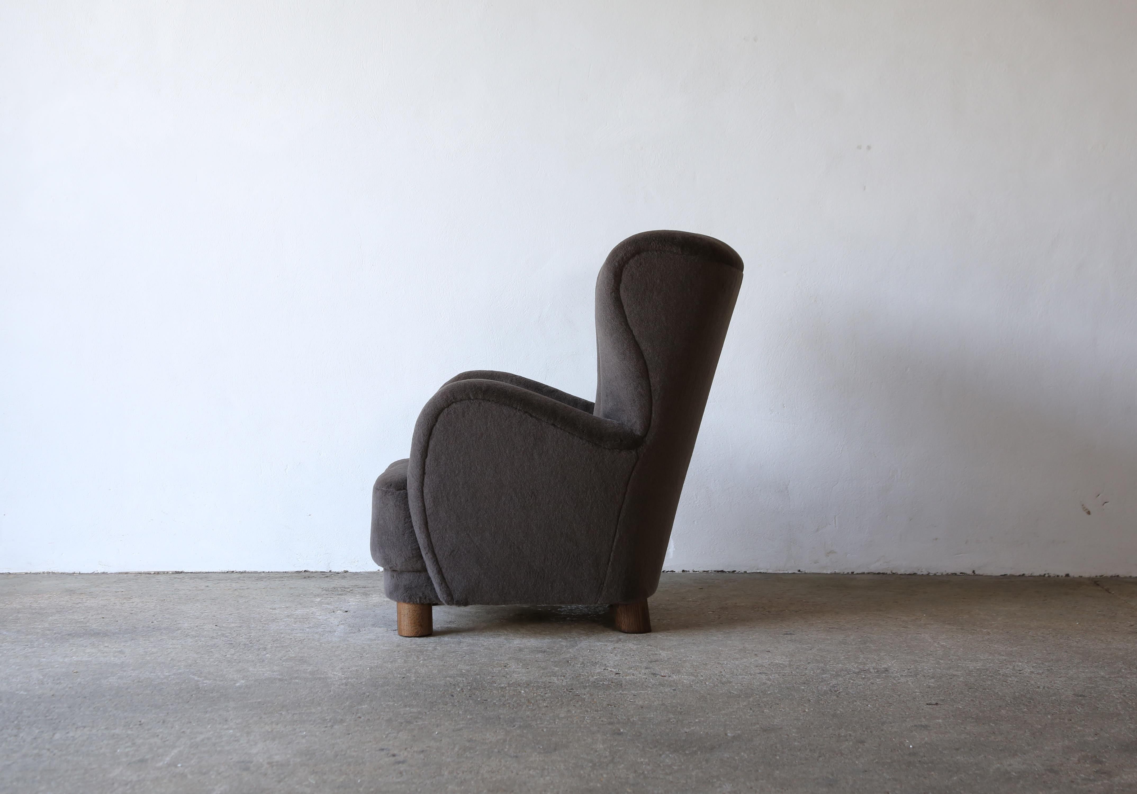 Scandinave moderne Fauteuil à haut dossier, tapissé en pure laine d'alpaga en vente