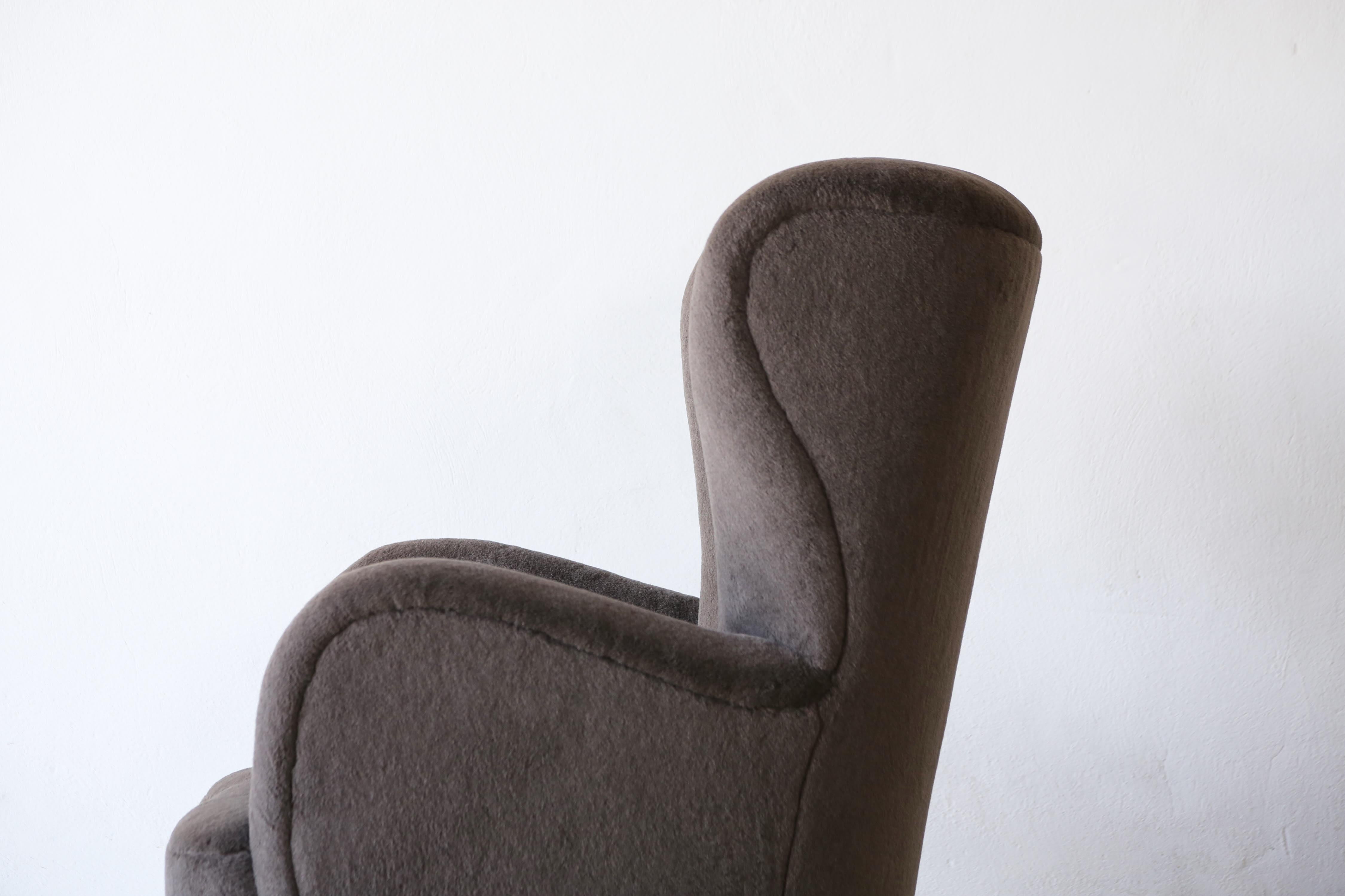 Sessel mit hoher Rückenlehne, gepolstert mit reiner Alpakawolle (Britisch) im Angebot