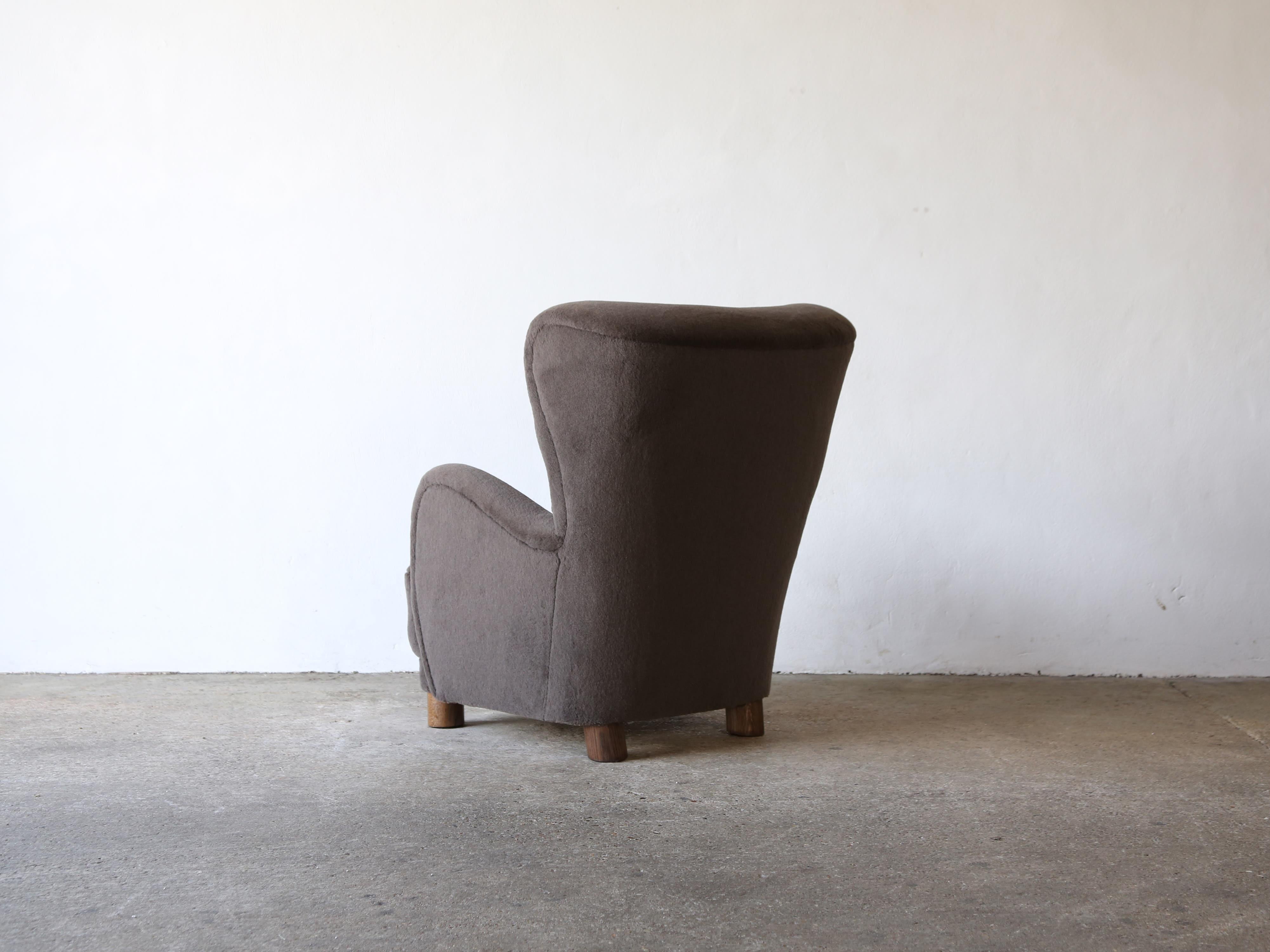 Sessel mit hoher Rückenlehne, gepolstert mit reiner Alpakawolle (21. Jahrhundert und zeitgenössisch) im Angebot