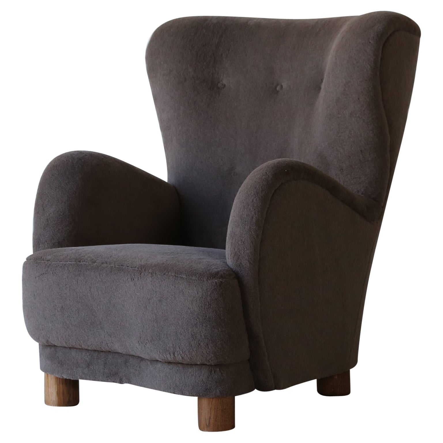 Fauteuil à haut dossier, tapissé en pure laine d'alpaga en vente
