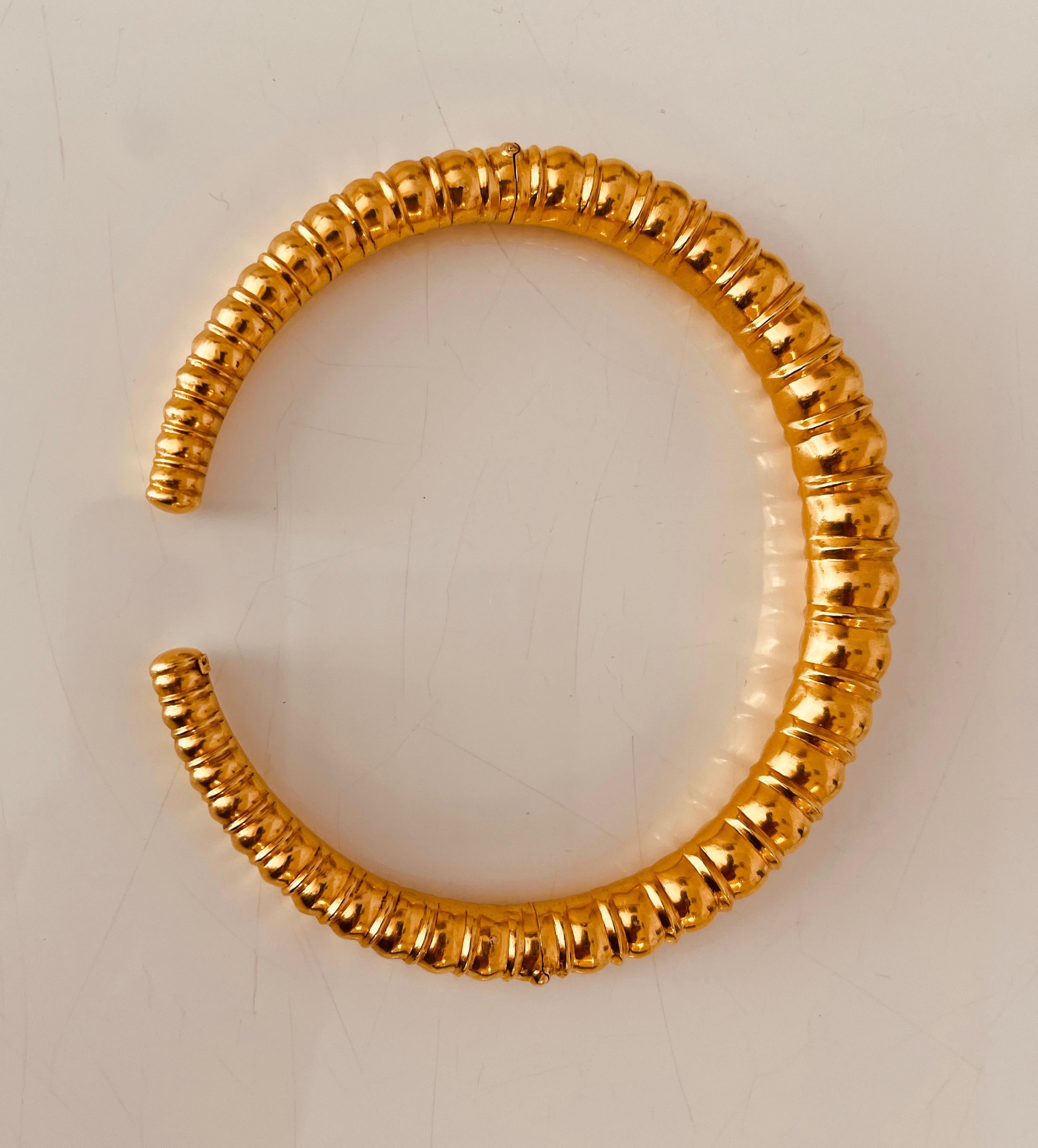 LALAOUNIS 22 Karat Gold Fackel mit abgestuften abgerundeten Schleifenmuster. CIRCA 1970er Jahre Damen im Angebot