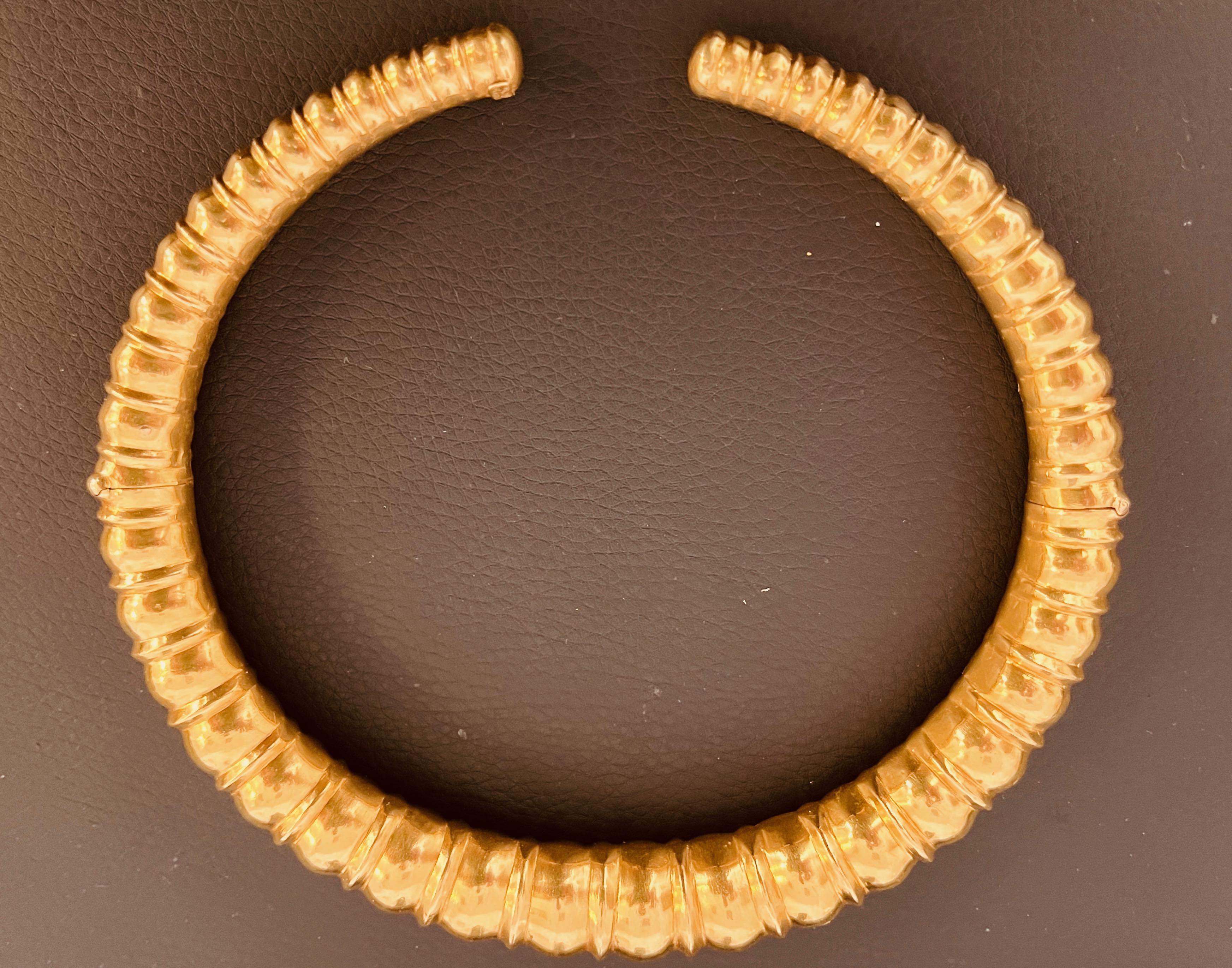 LALAOUNIS 22 Karat Gold Fackel mit abgestuften abgerundeten Schleifenmuster. CIRCA 1970er Jahre im Angebot 2