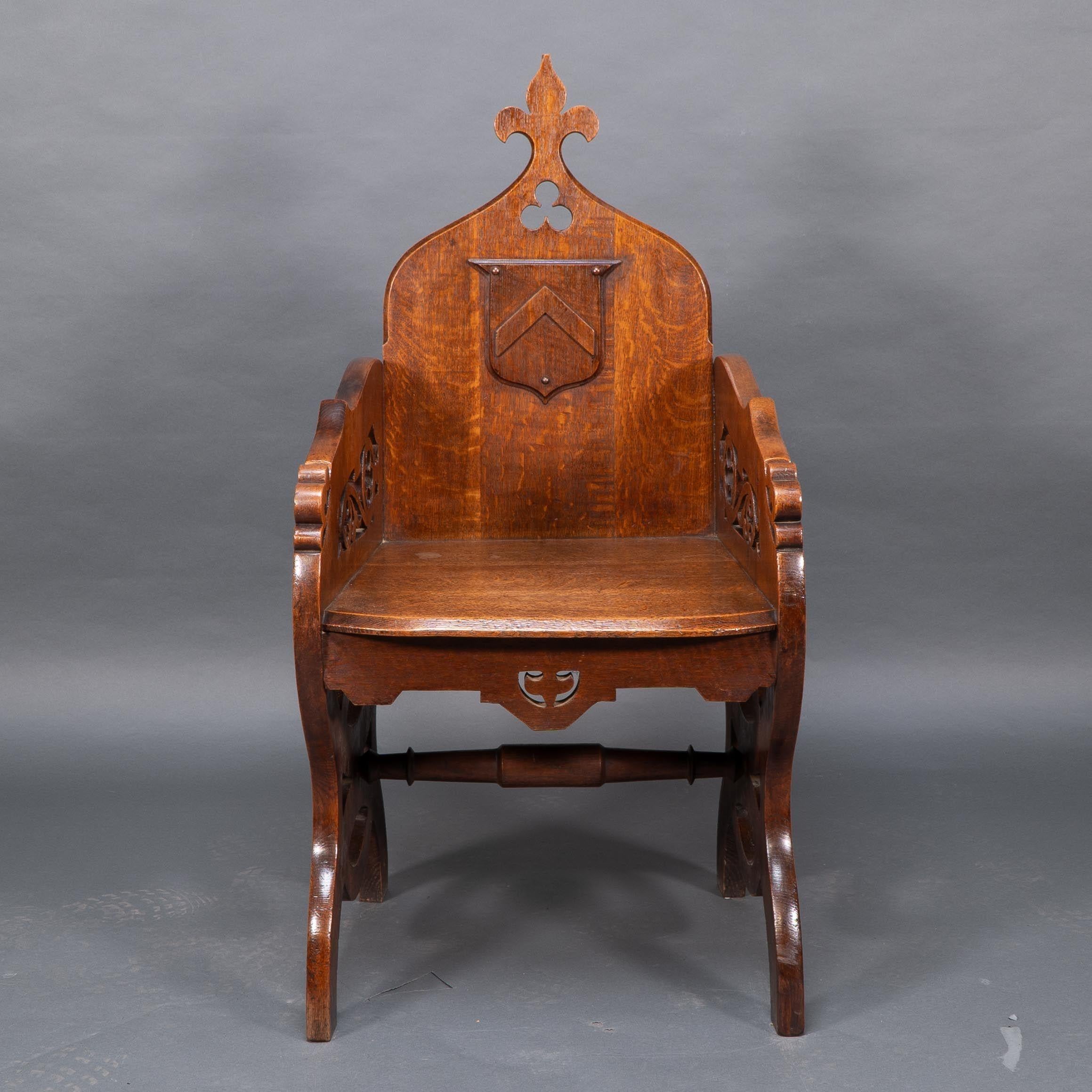 Walford & Donkin. Poltrona alta in rovere in stile Gothic Revival con fianchi intagliati e traforati per The Art Furniture Company, una società di progettazione di interni e mobili al 25 di Garrick Street.
Altezza del sedile: 42.5 cm
Altezza del