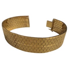 Un bracelet italien en métal doré de haute qualité, de style Art déco, datant des années 1950, faisant partie d'une collection de bijoux fantaisie