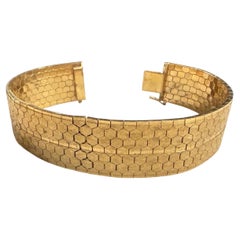 Un bracelet italien en métal doré de haute qualité, de style Art déco, datant des années 1950, faisant partie d'une collection de bijoux fantaisie