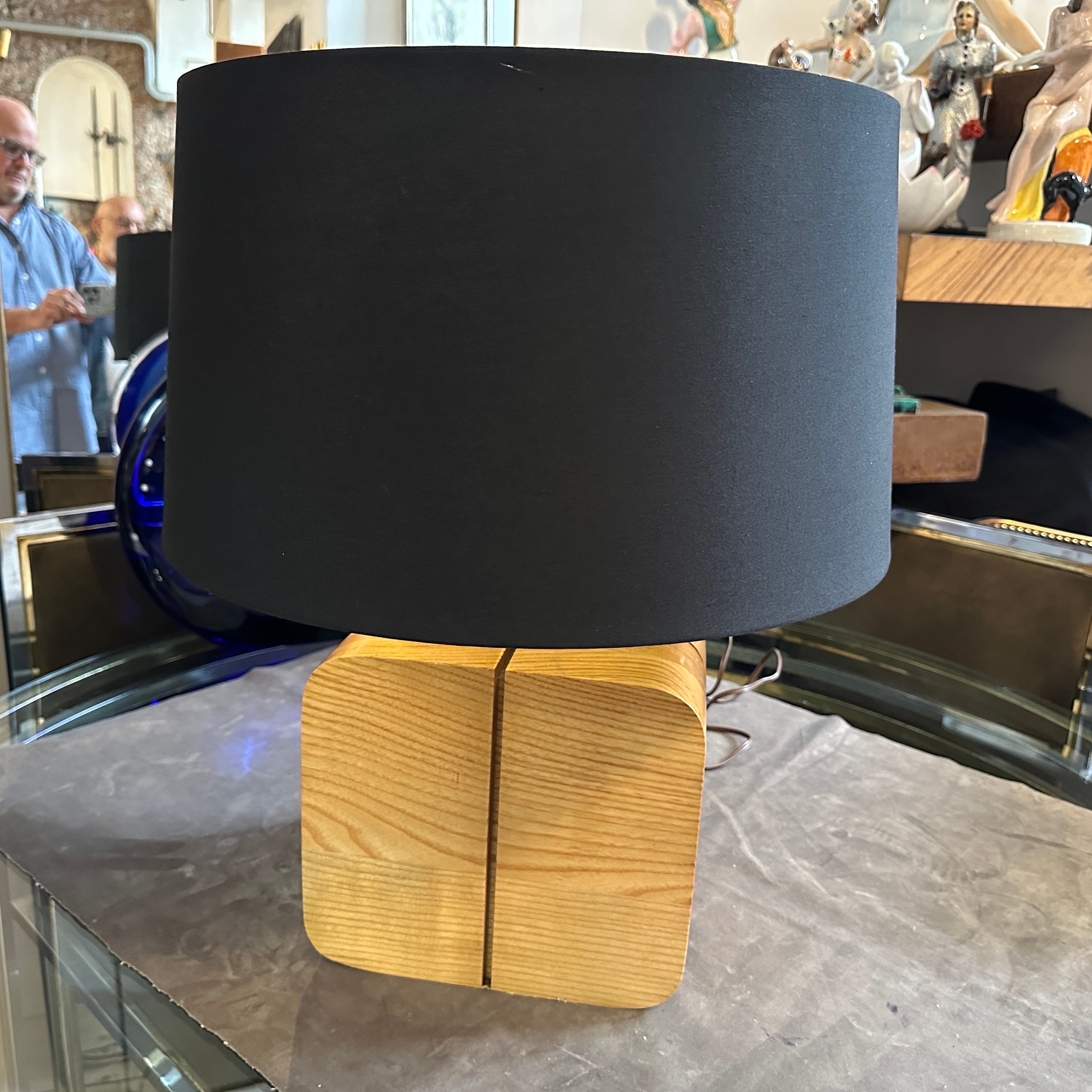 Esta exquisita lámpara de sobremesa italiana de los años 70 es un testimonio de la artesanía de alta calidad y del atractivo atemporal del diseño moderno de mediados de siglo. La base de la lámpara es una composición realmente cautivadora de madera