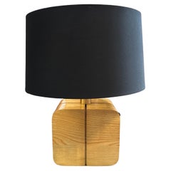 Lampe de table italienne en frêne et laiton de haute qualité des années 1970, de style The Modernity