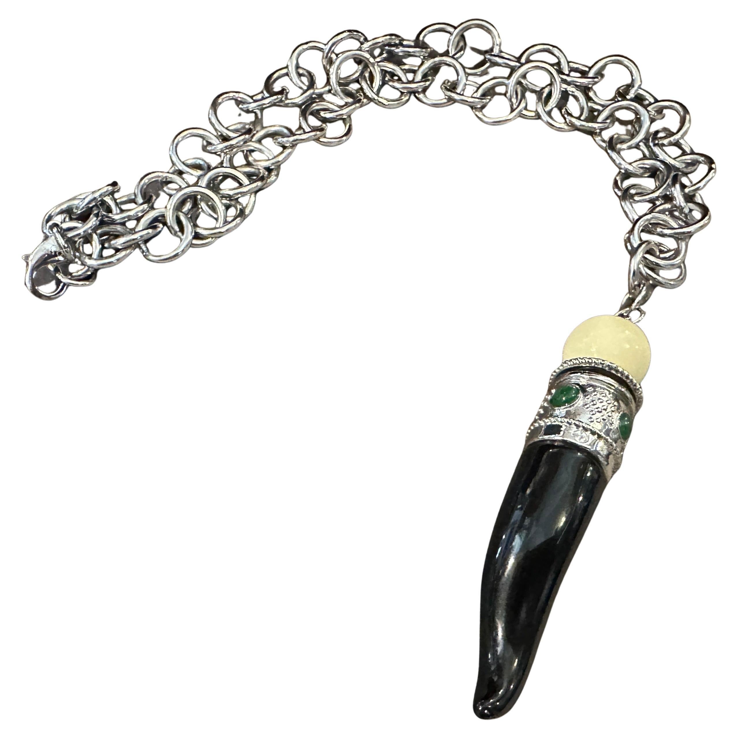 Certamente! Ecco una descrizione del mercato del lusso raffinata e priva di punti elenco:

---

Questa collana Lucky Horn di Almala del XXI secolo è un esempio audace e sofisticato di bigiotteria italiana contemporanea. Progettato per farsi notare,