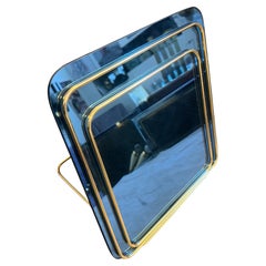 Uno specchio da parete da tavolo in vetro blu e ottone in stile Mid-Century Modern di alta qualità