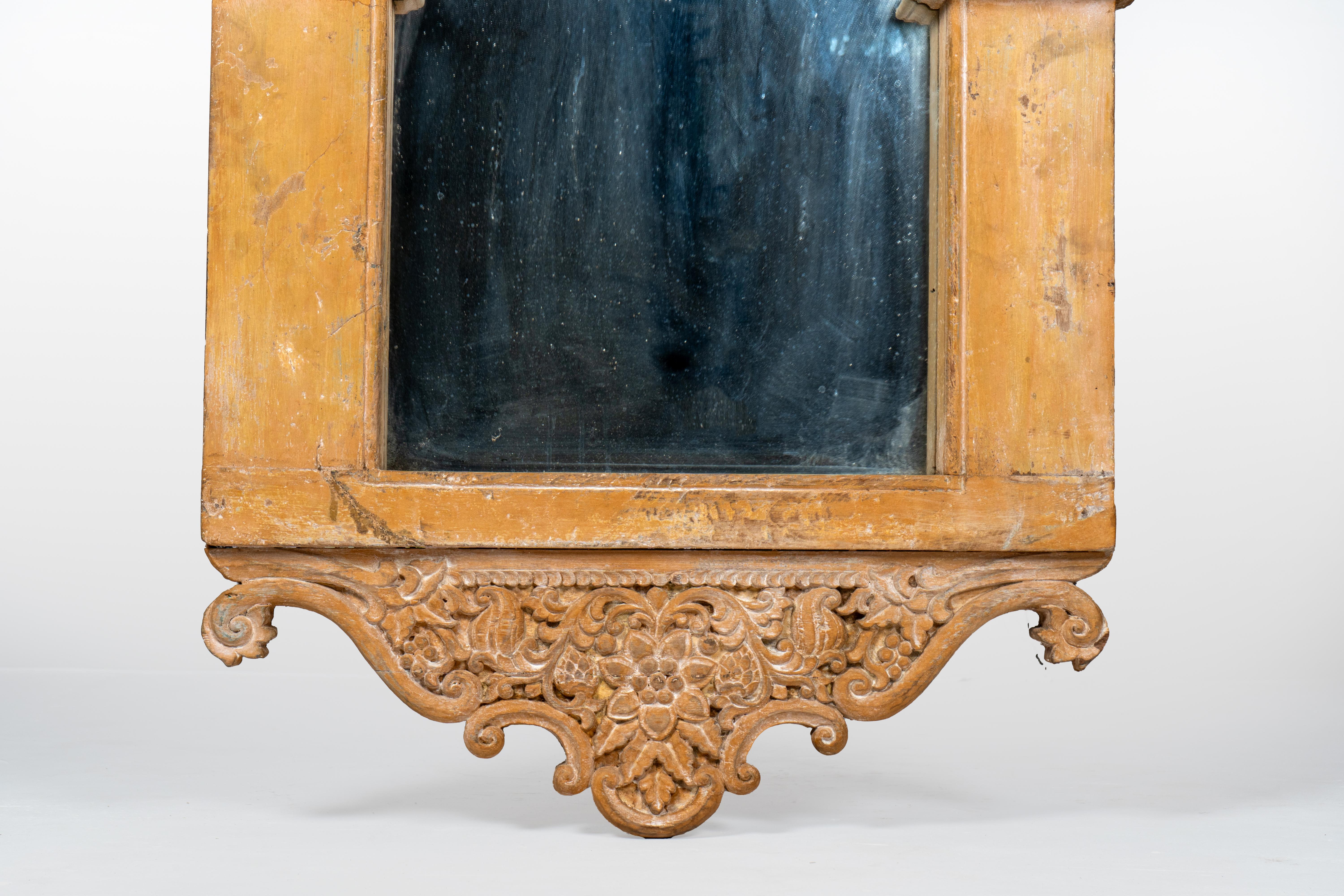 Un cadre hautement décoré avec miroir Bon état - En vente à Chicago, IL