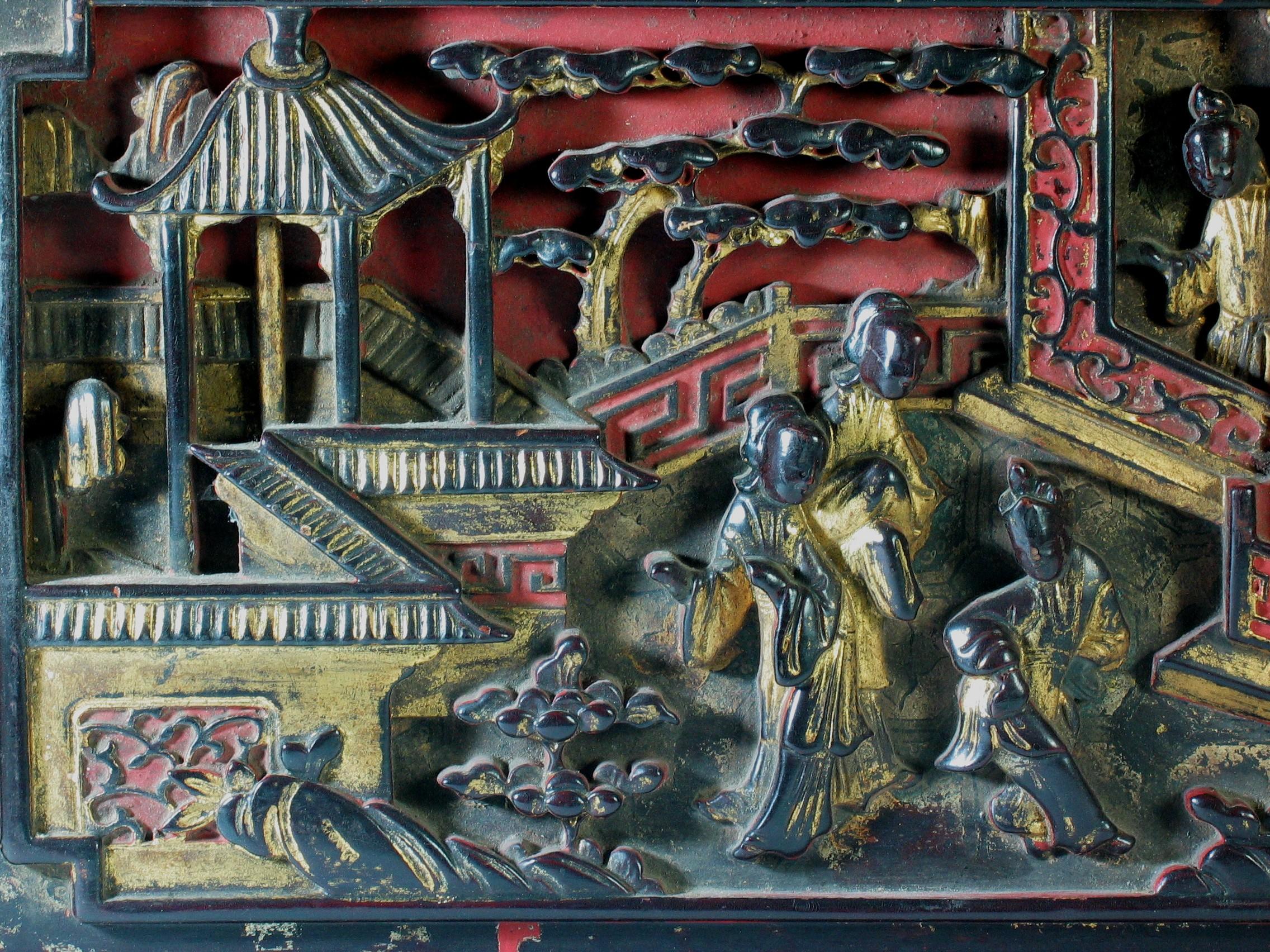 Sculpté Panneau chinois hautement décoratif en bois doré et laqué en relief profond 19ème siècle en vente