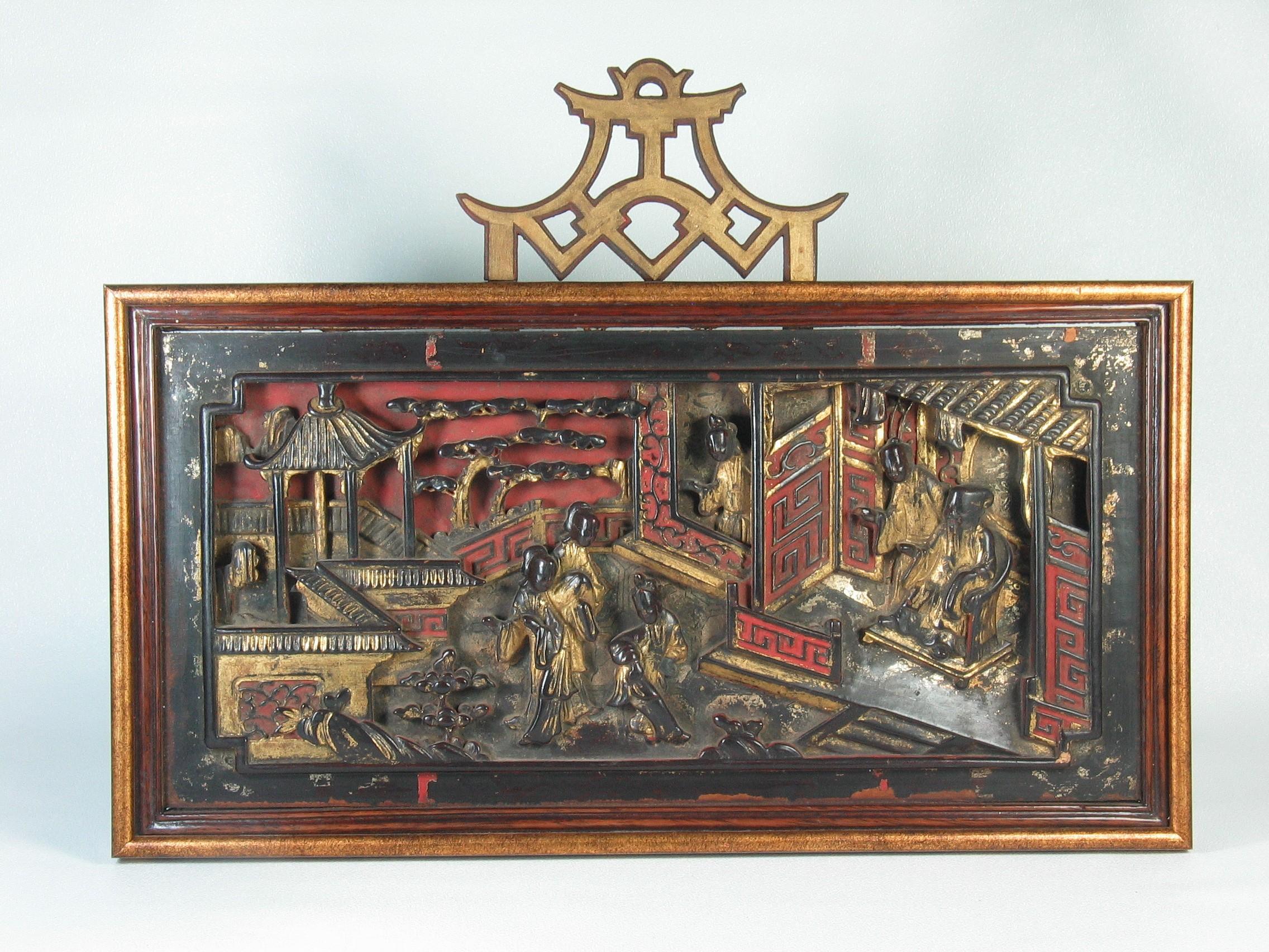 XIXe siècle Panneau chinois hautement décoratif en bois doré et laqué en relief profond 19ème siècle en vente